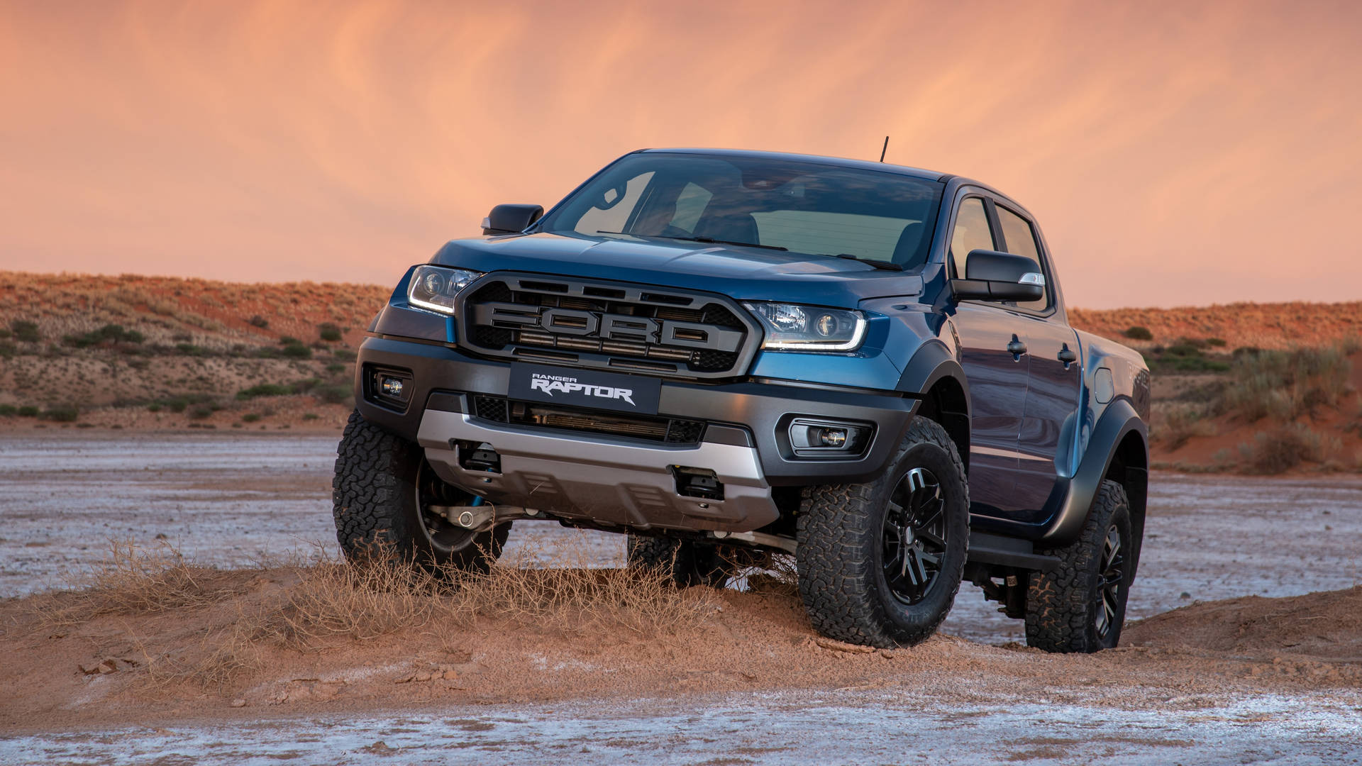 沙漠日落中的藍色福特 Raptor 卡車