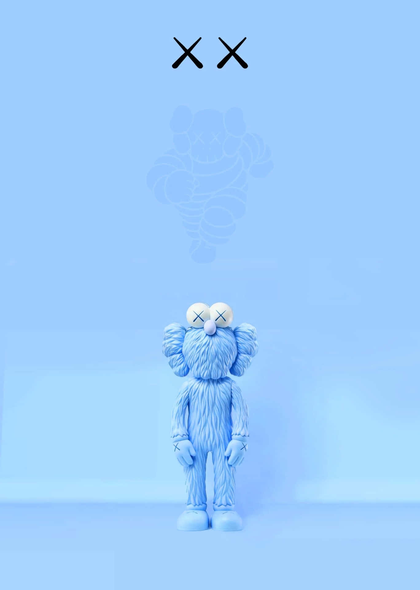  壁紙 — 一個藍色KAWS公仔獨自站在極簡的淺藍色背景上，上方有一個模糊的幽靈輪廓。