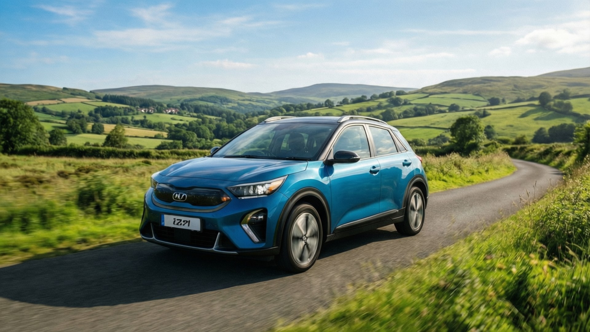 Niro Green Escape 壁紙 — 一輛充滿活力的藍色Kia e-Niro SUV沿著蜿蜒的鄉村道路行駛，穿過鬱鬱蔥蔥的綠色山丘，在明亮的藍天下。