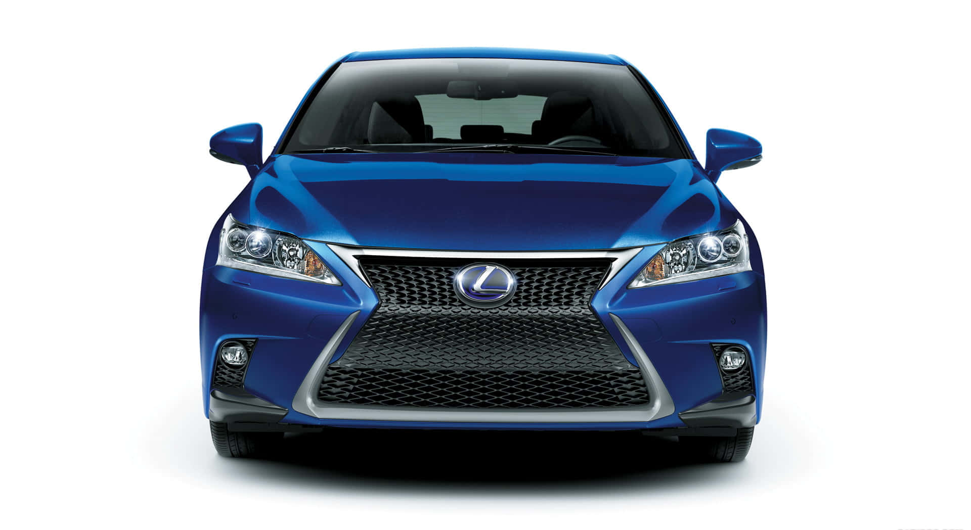 Lexus Ct 200h 桌布 壁紙 — 一輛時尚的藍色Lexus轎車正面朝前，在潔白的背景上展示其銳利的格柵和現代化頭燈。