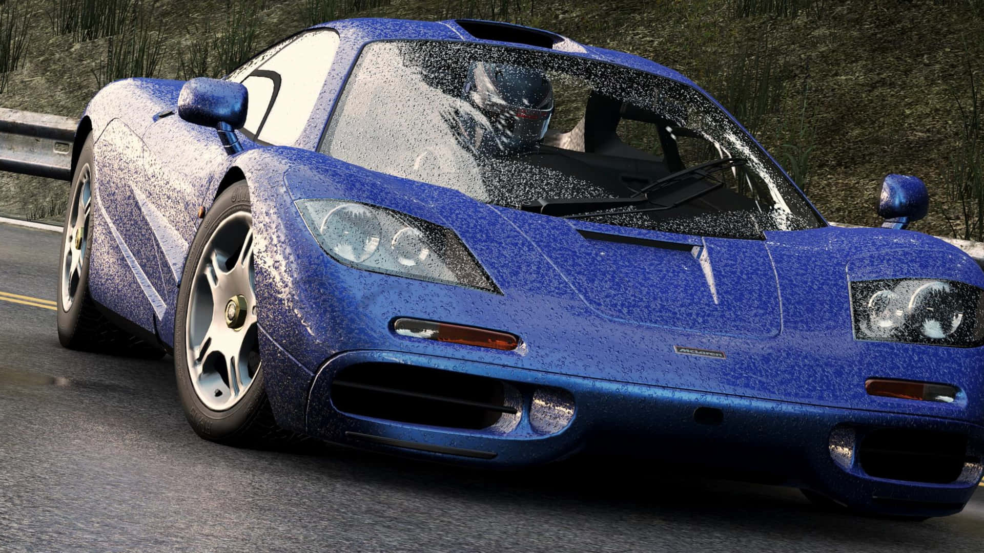 藍色McLaren F1跑車在潮濕道路上疾馳，水珠飛濺。 — Project Cars 壁紙
