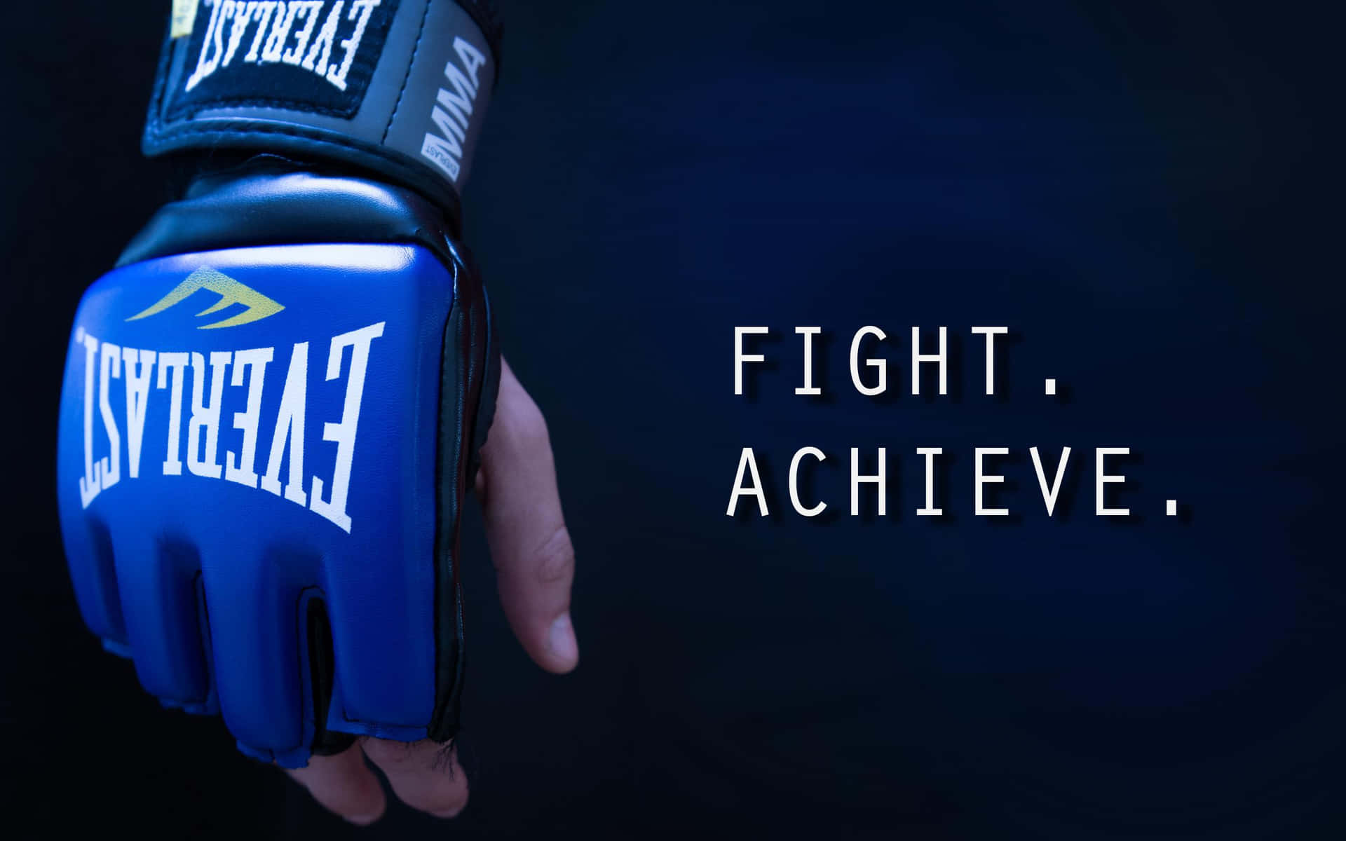  壁紙 — 一隻藍色Everlast MMA手套握拳，背景深色，粗體文字寫著fight achieve。
