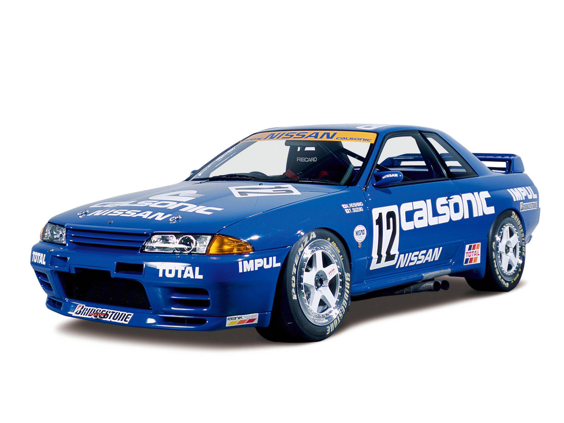 藍色日產Skyline GT-R賽車，白色背景上有贊助商標誌。 — 城市天際線汽車 壁紙