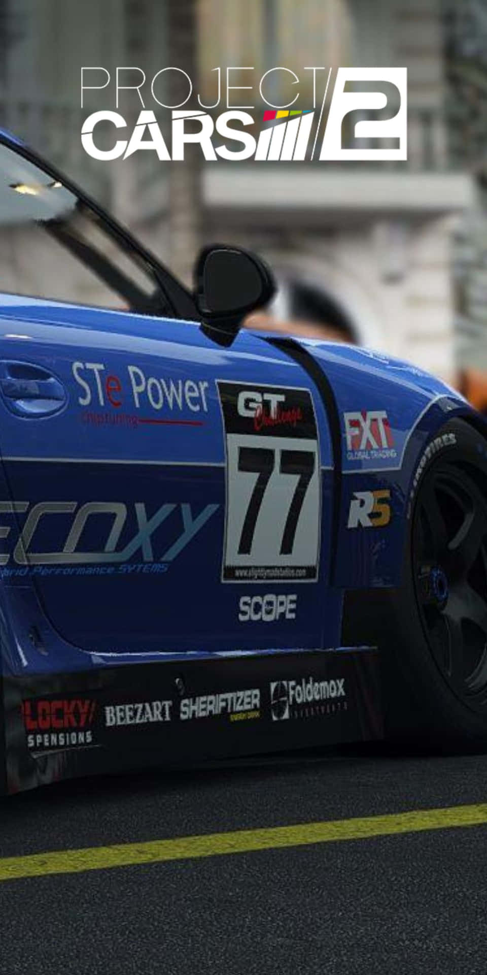 藍色賽車編號77在賽道上，背景是城市景觀和遊戲標題。 — Project Cars 2 壁紙