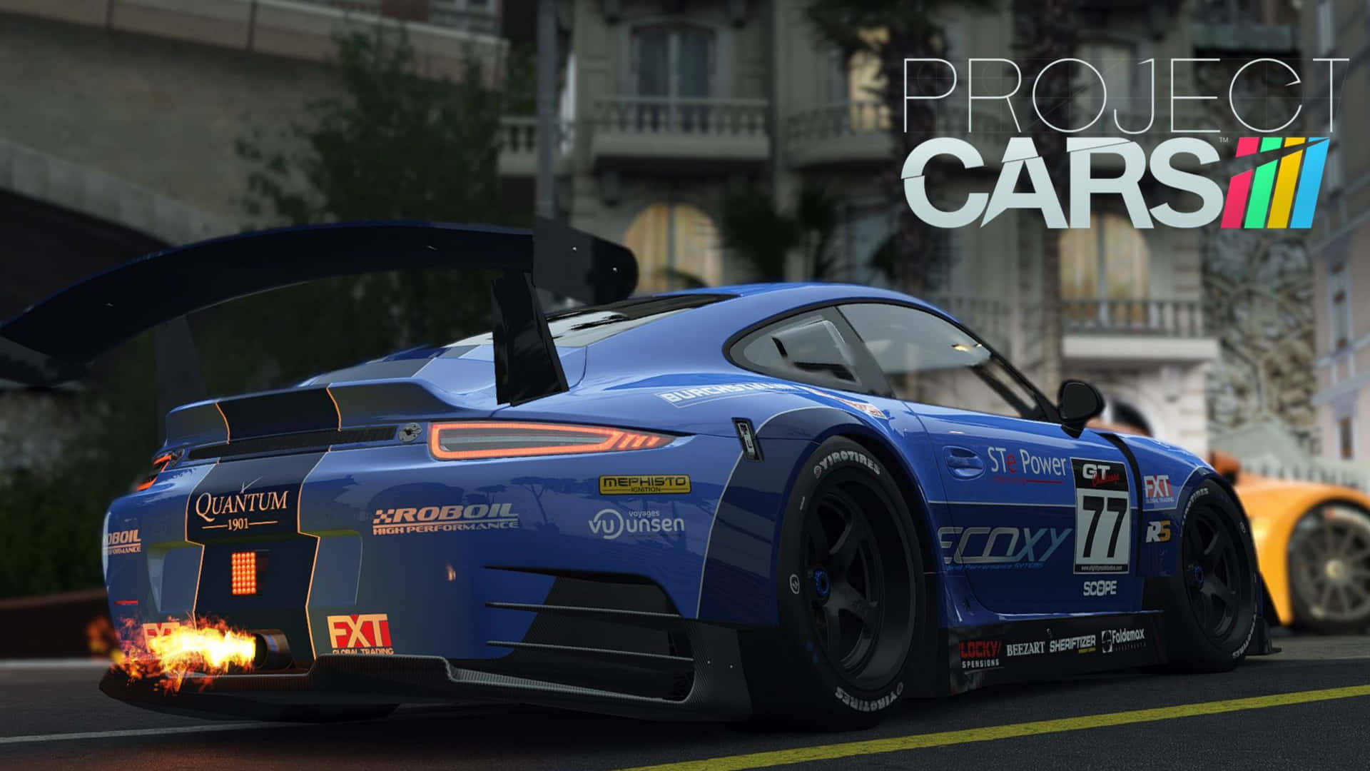 Project Cars遊戲中，城市街道上排氣管噴火的藍色賽車。 — Project Cars 2 壁紙