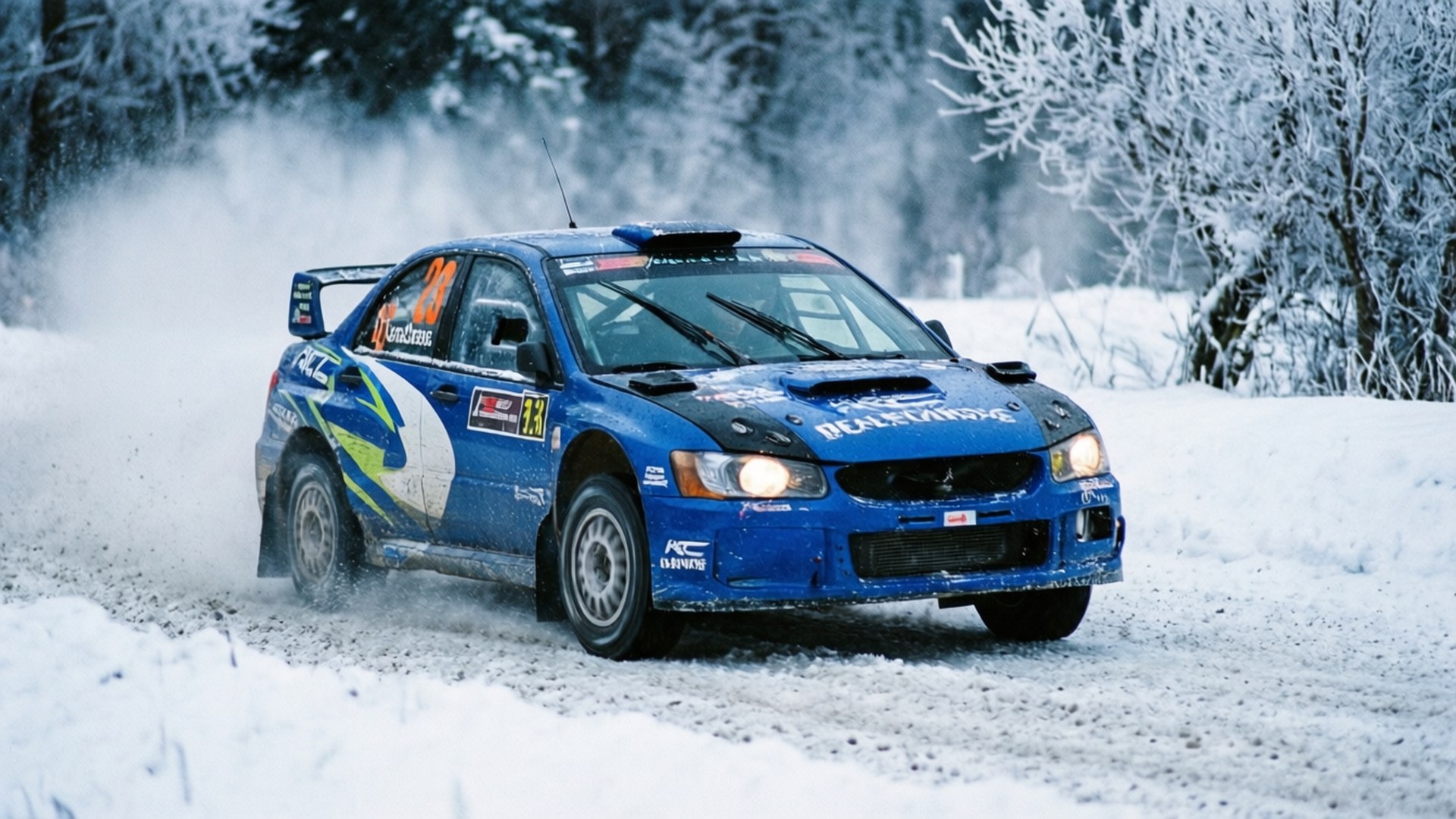 Winter Rally 壁紙 — 一輛藍色拉力賽車在冬季結冰的林間道路上疾馳，揚起雪花。