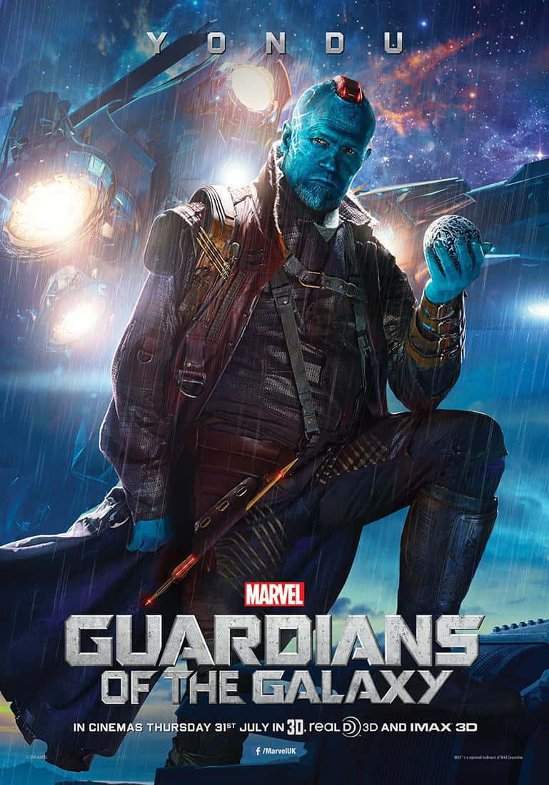 Yondu 桌布 壁紙 — 藍皮膚的勇度在雨中蹲下，在發光的太空船燈光下，以宇宙星空為背景。