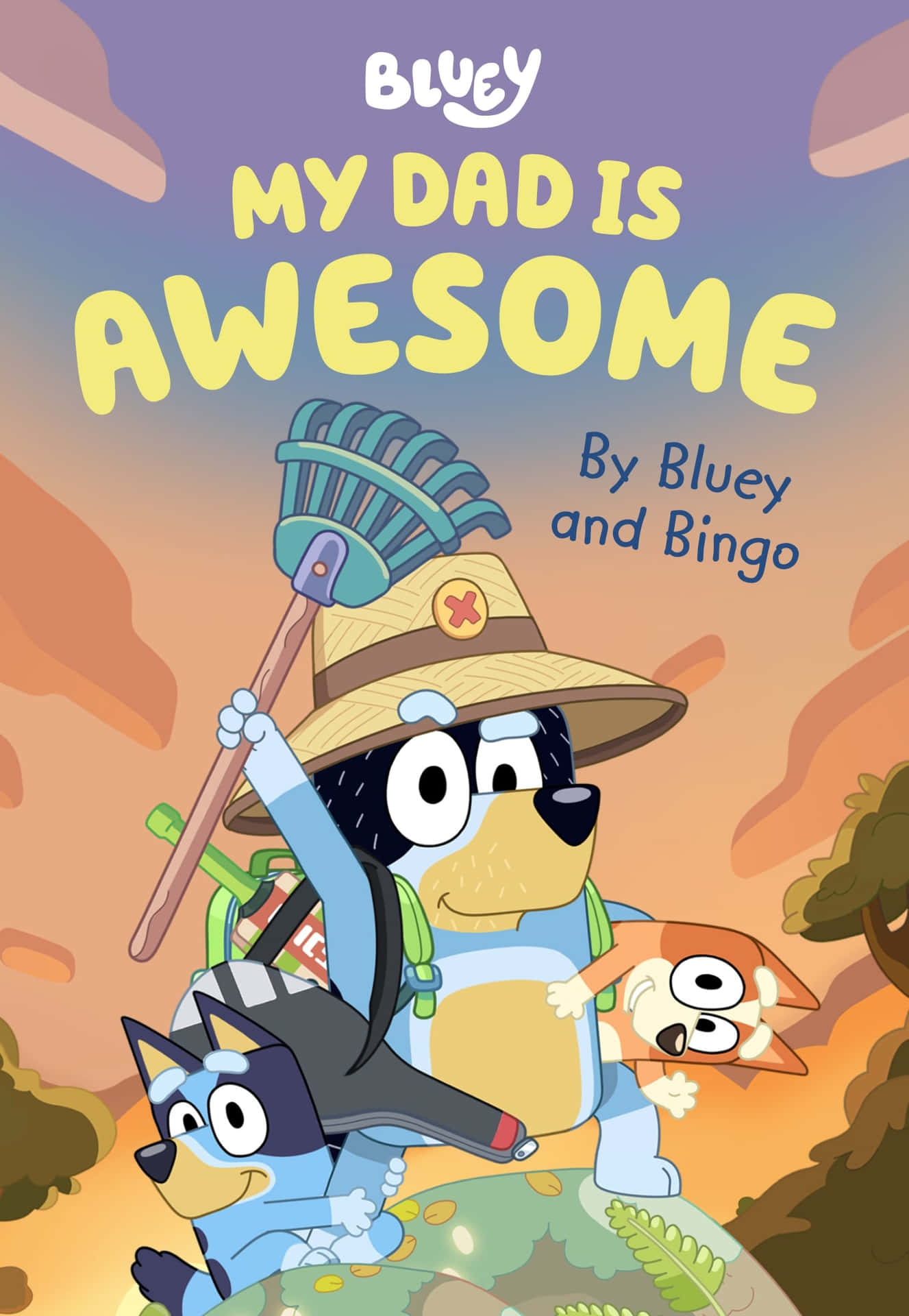 藍色小腳印 桌布 壁紙 — Bluey 和 Bingo 與戴著帽子和拿著耙子的 Bluey 爸爸在溫暖的日落背景下愉快地擺姿勢。