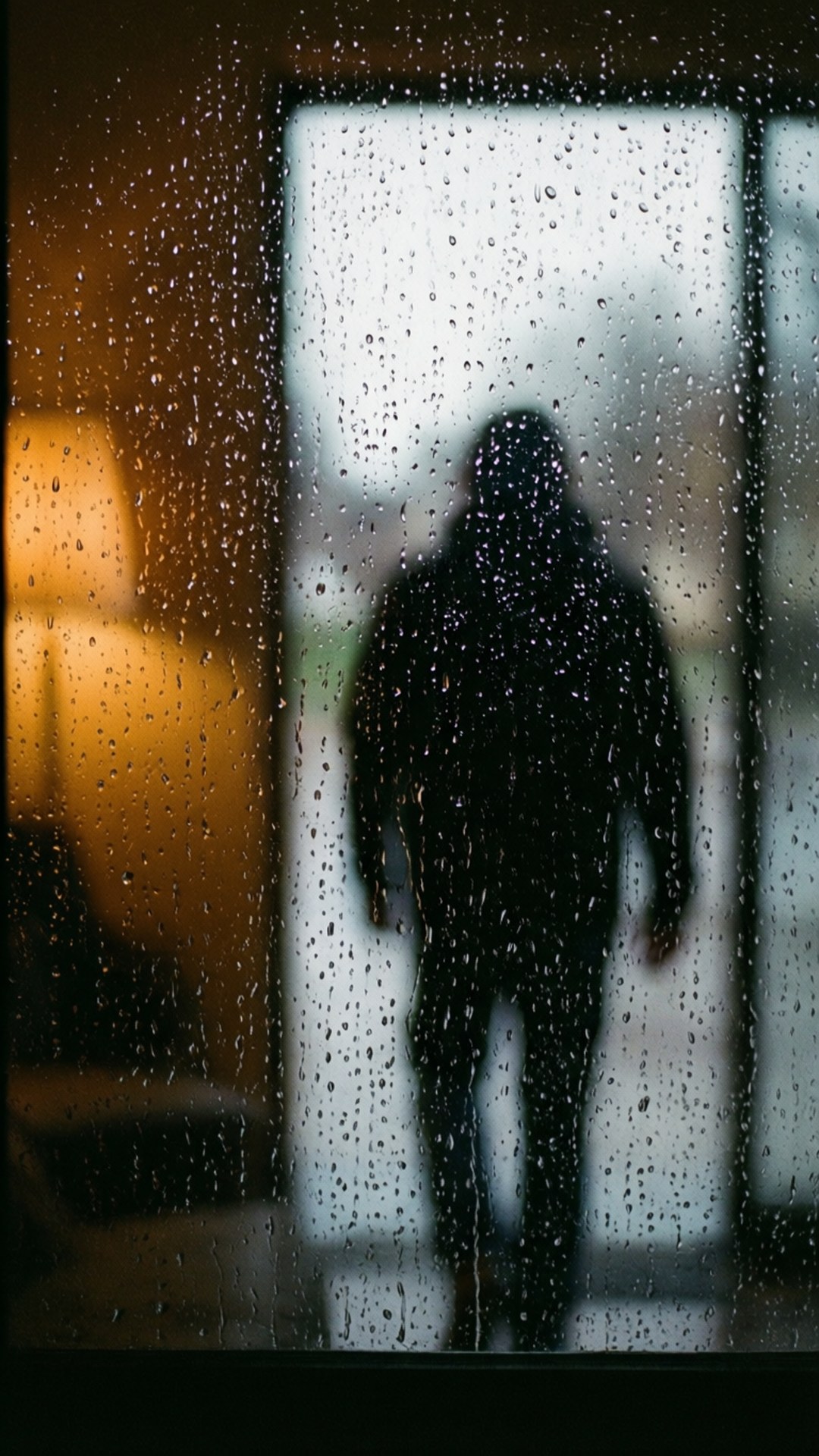想念你 桌布 壁紙 — 一個模糊的人影站在濺滿雨水的窗外，背後透出溫暖的室內燈光。