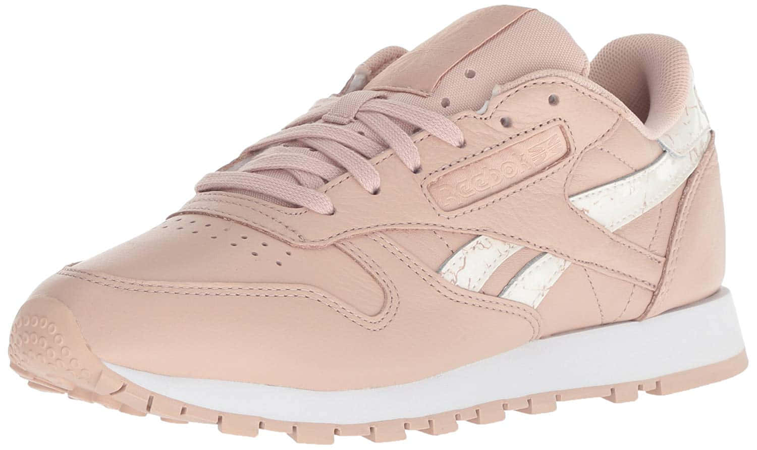 Reebok 桌布 壁紙 — Blush粉紅色Reebok Classic運動鞋的特寫，帶有白色點綴和紋理細節。