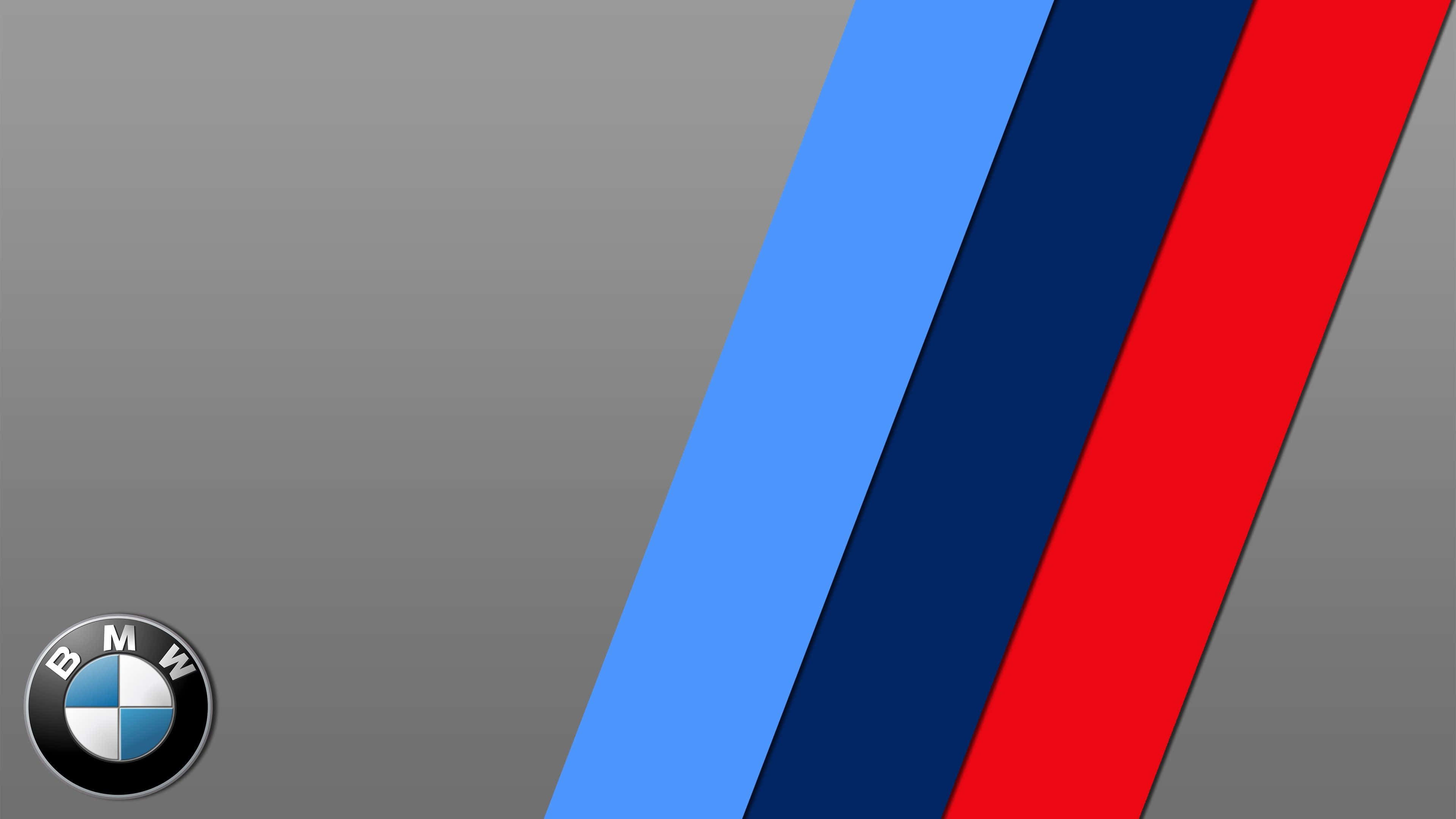 Bmw Logo 桌布 壁紙 — BMW M 標誌，帶有藍色、黑色和紅色條紋，背景為灰色漸變。