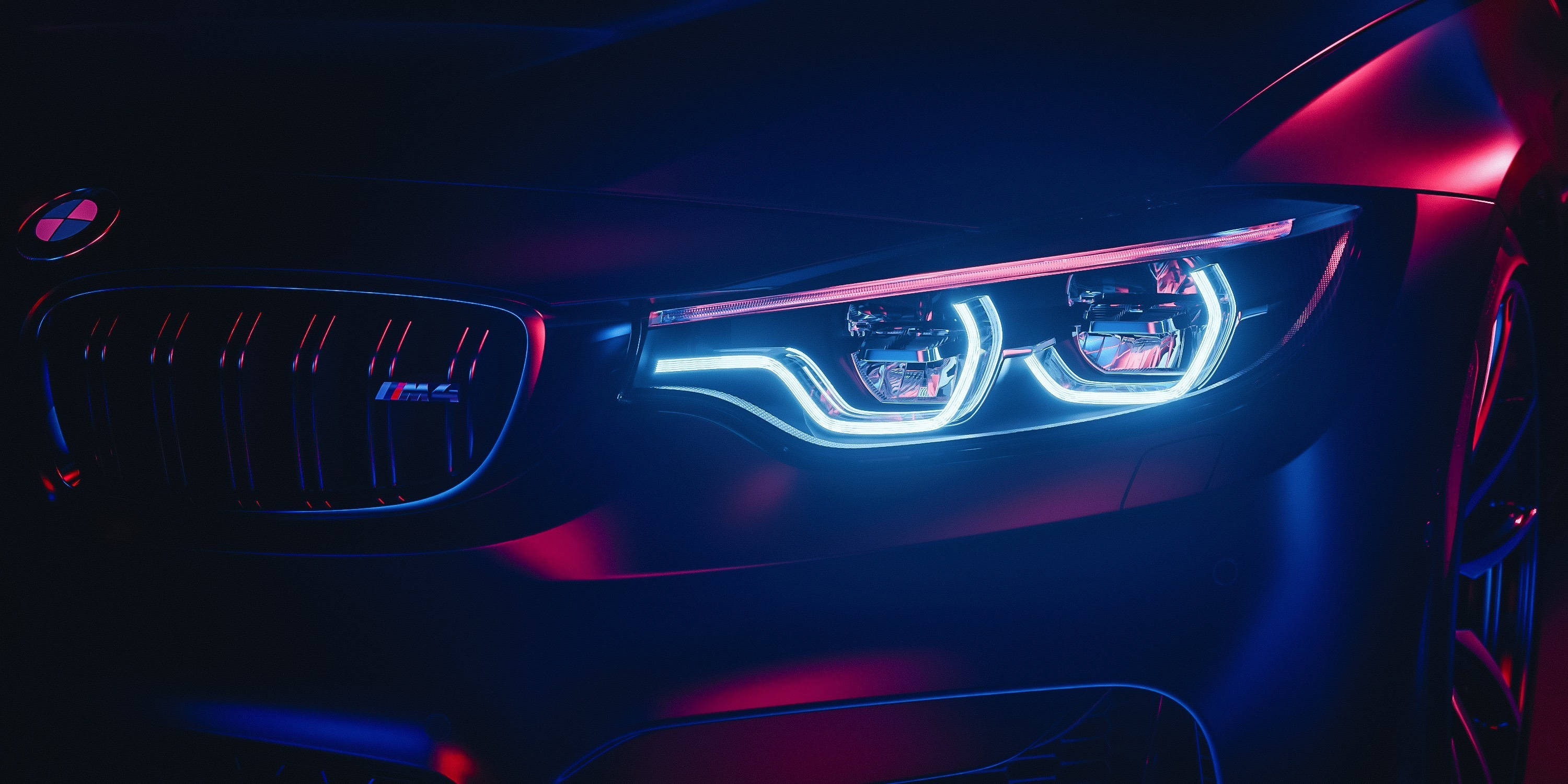 跑車 桌布 壁紙 — BMW M4 發光藍色和紅色頭燈在黑暗霓虹燈環境中的特寫。