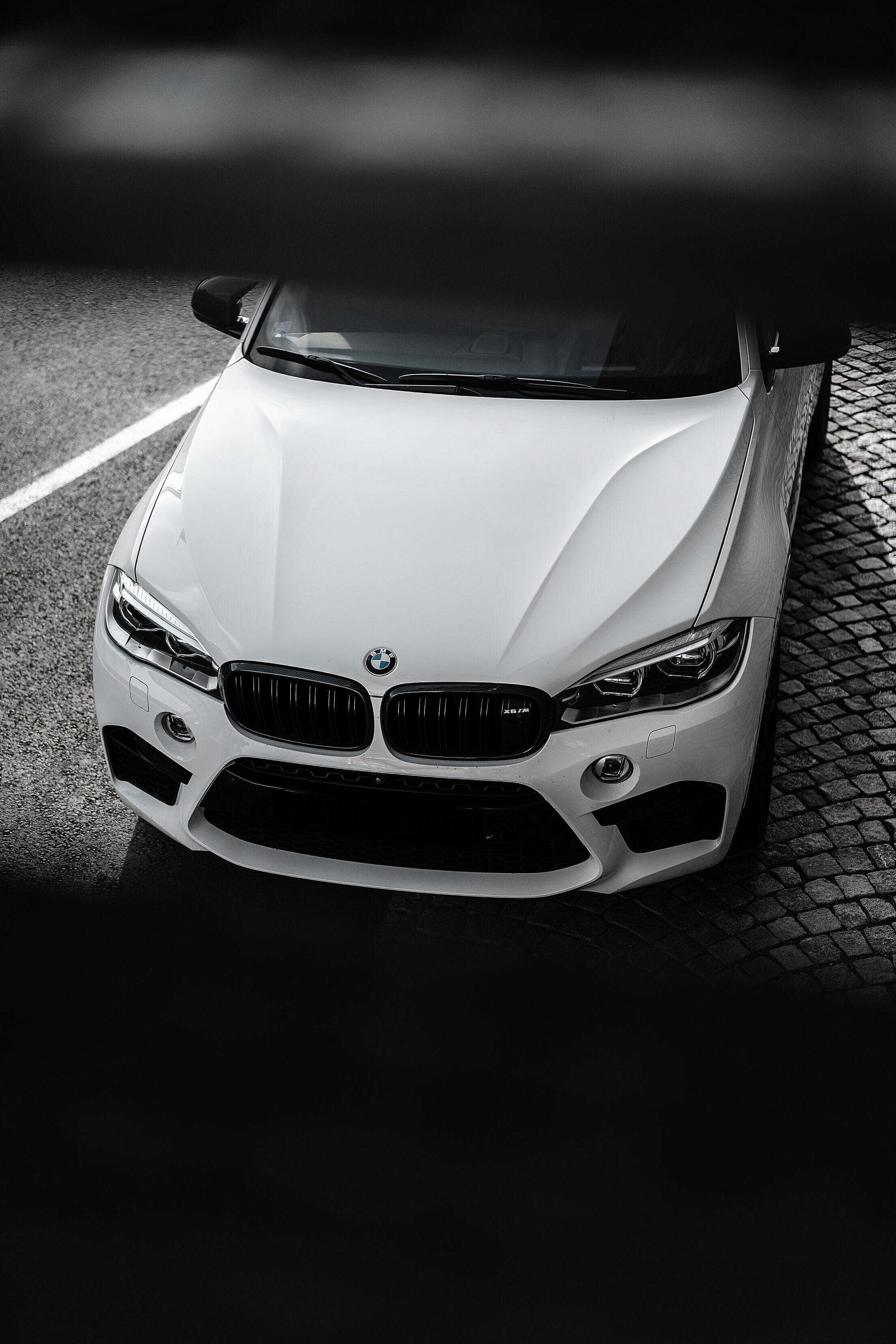 BMW M5 黑白風格桌布 壁紙