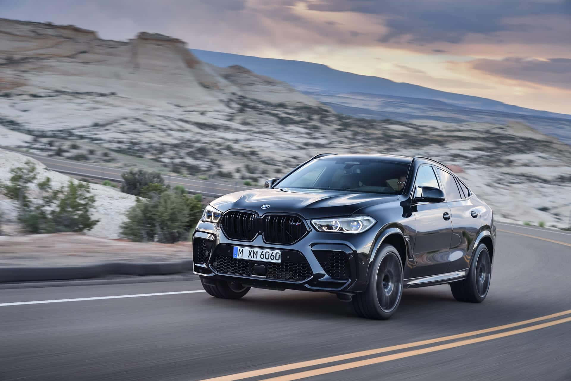 BMW X6 行駛於山區道路 壁紙