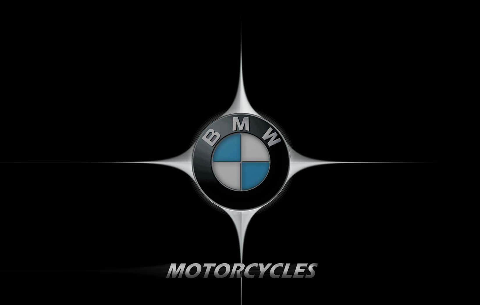 Bmw Logo 桌布 壁紙 — BMW 摩托車標誌居中於黑色背景上，帶有銀色星爆和下方金屬質感文字。