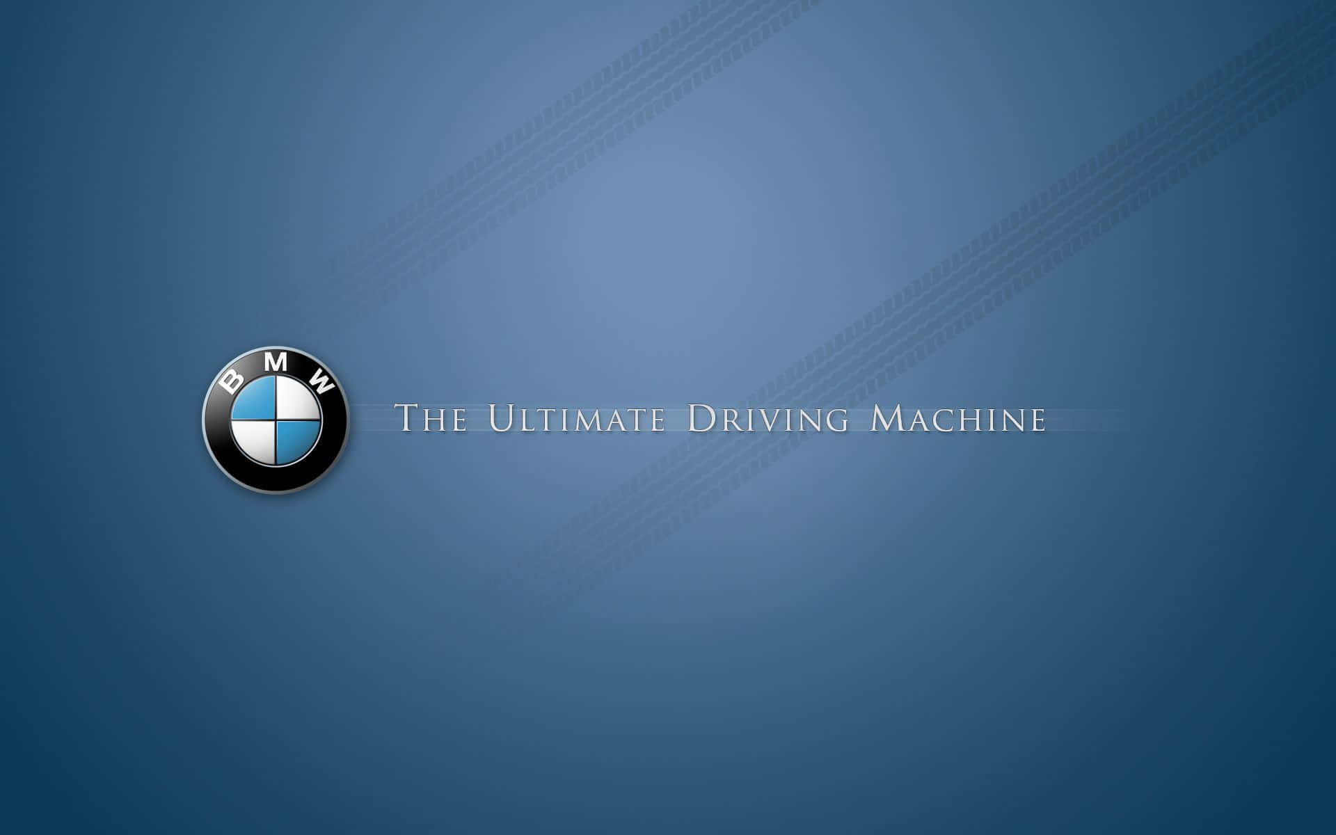 Bmw Logo 桌布 壁紙 — BMW 標誌和標語在藍色漸變背景上，帶有輪胎痕跡。
