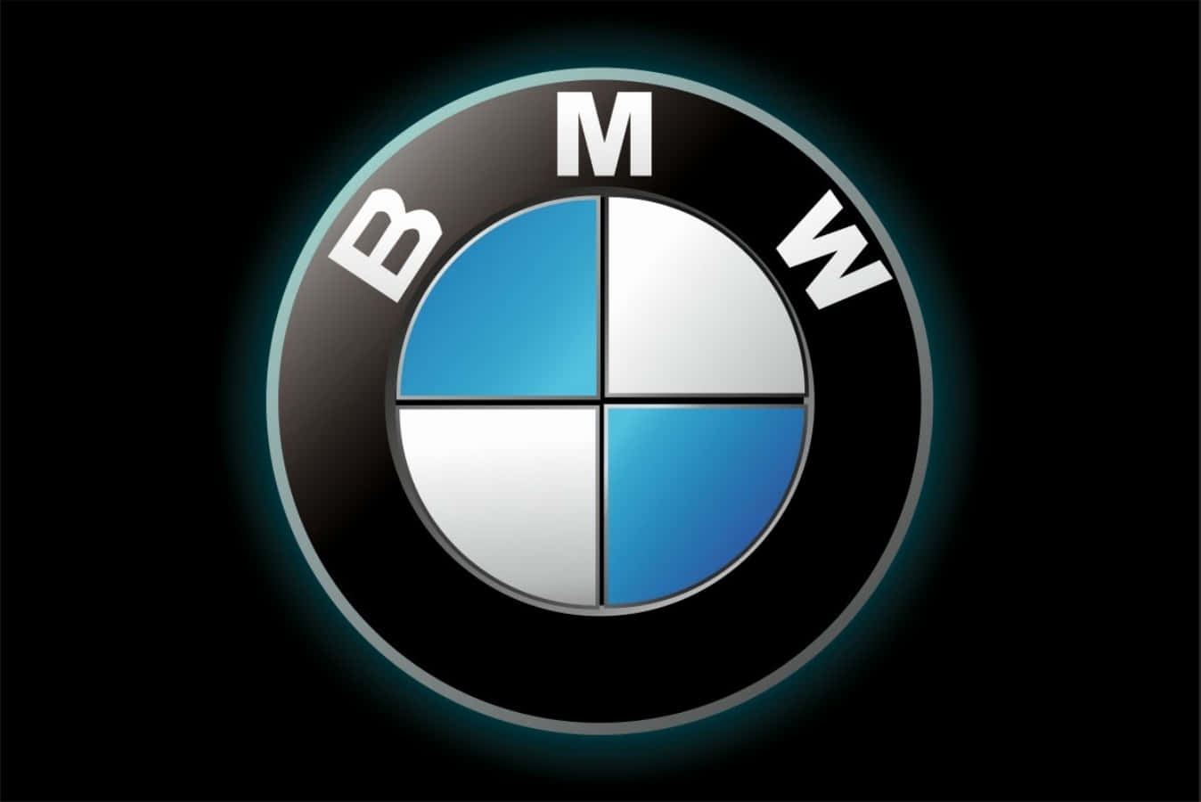 Bmw Logo 桌布 壁紙 — BMW 標誌在純黑背景上散發出柔和的藍色光暈，凸顯其標誌性的圓形設計和粗體字樣。