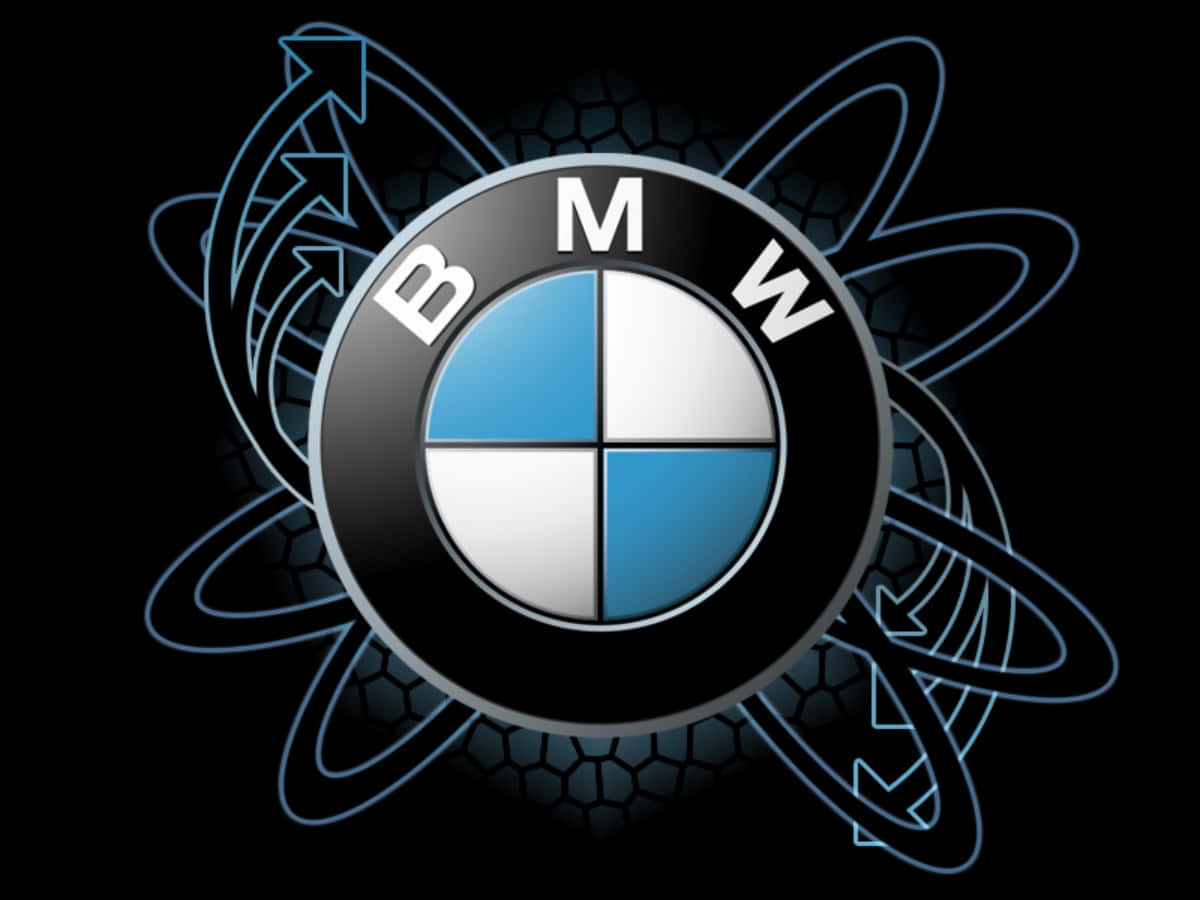 Bmw Logo 桌布 壁紙 — BMW 標誌居中，帶有發光藍色原子軌道箭頭，背景為黑色六邊形。