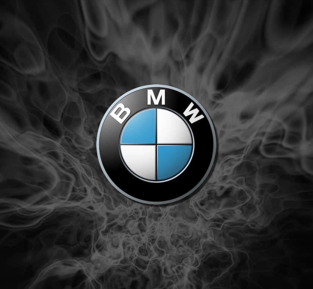 Bmw Logo 桌布 壁紙 — BMW 標誌居中於旋轉的黑色煙霧背景上，帶有金屬光澤和藍白配色。