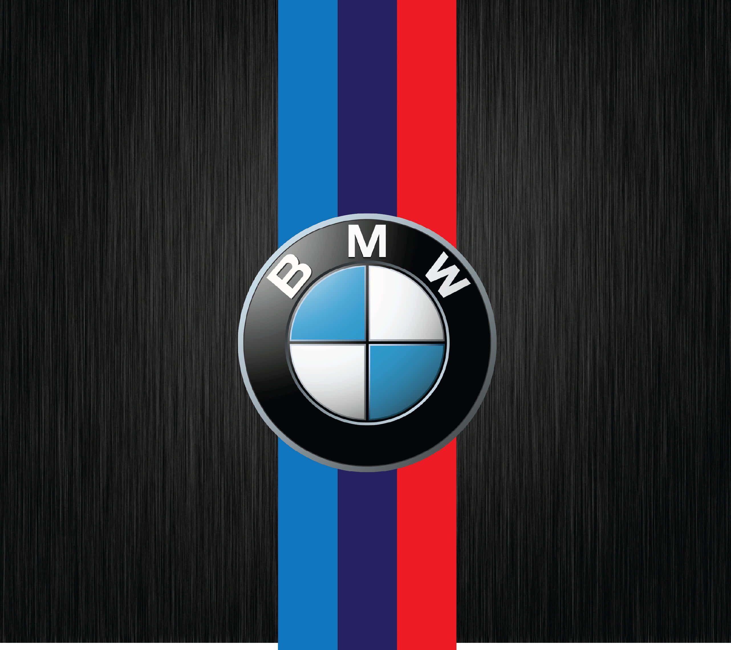 Bmw Logo 桌布 壁紙 — BMW 標誌居中於黑色拉絲金屬上，帶有標誌性的藍色、紫色和紅色賽車條紋。