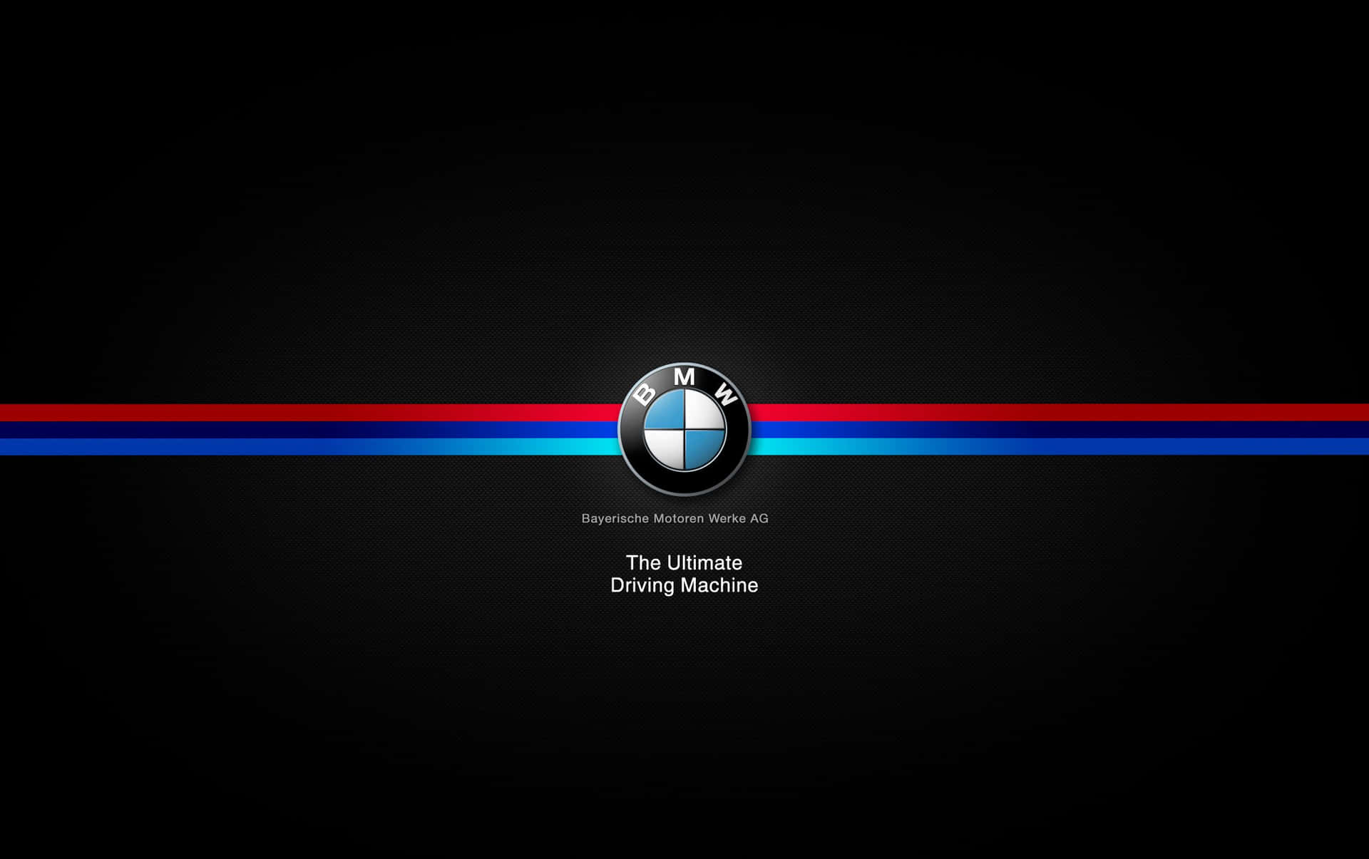 BMW 標誌帶有紅色、藍色和淺藍色條紋及標語 The Ultimate Driving Machine，位於黑色背景上。 — BMW 動圖 壁紙