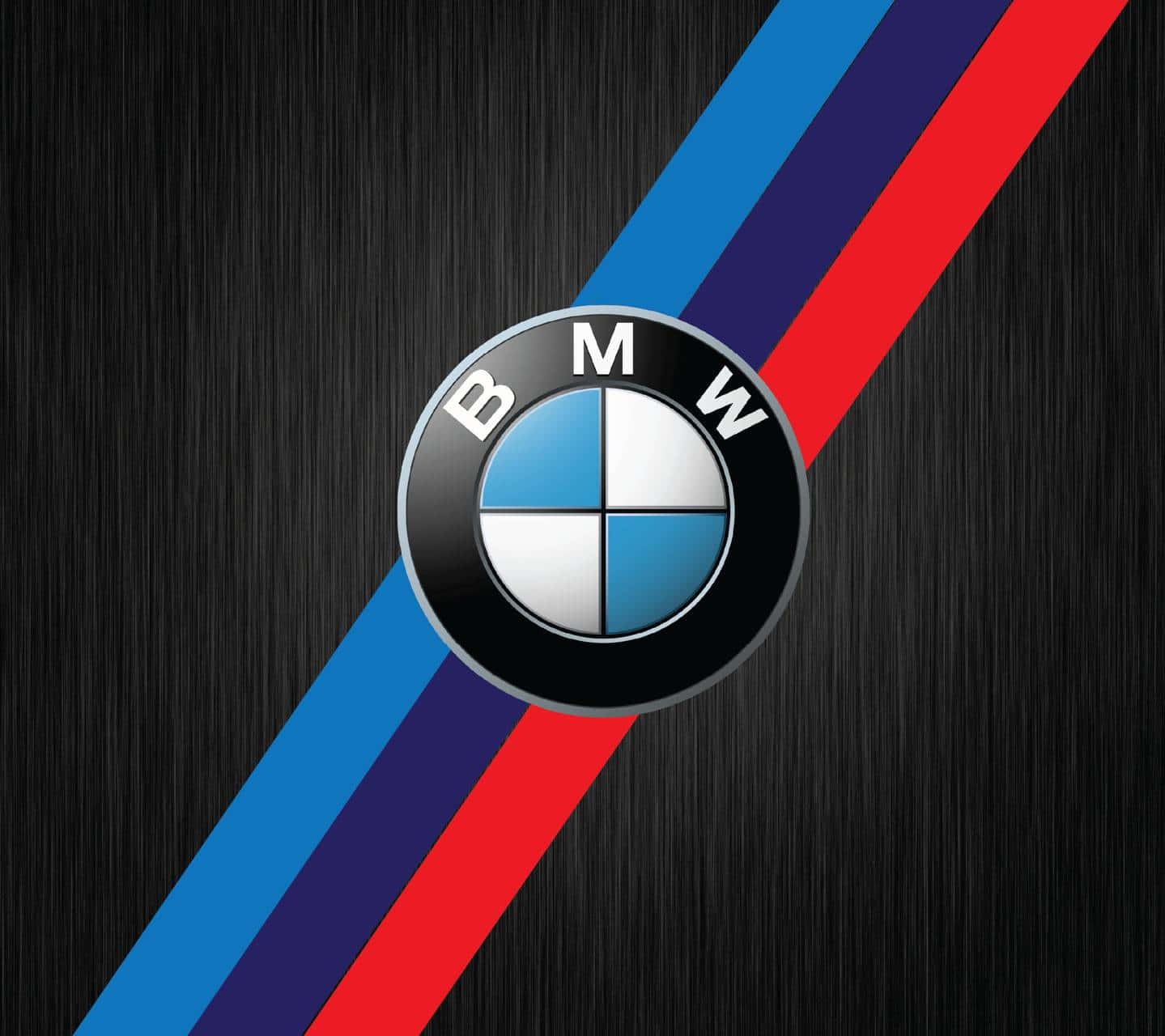 BMW 動圖 桌布 壁紙 — BMW 標誌置中於深色拉絲金屬上，帶有對角藍色、紫色和紅色賽車條紋。