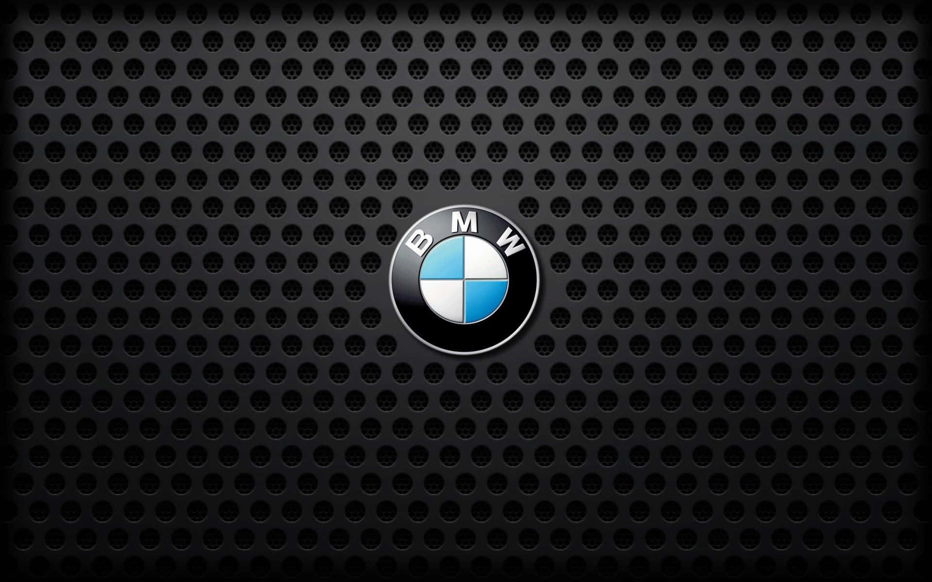 Bmw Logo 桌布 壁紙 — BMW 標誌置中於黑色穿孔金屬格柵上，帶有微妙的燈光效果。