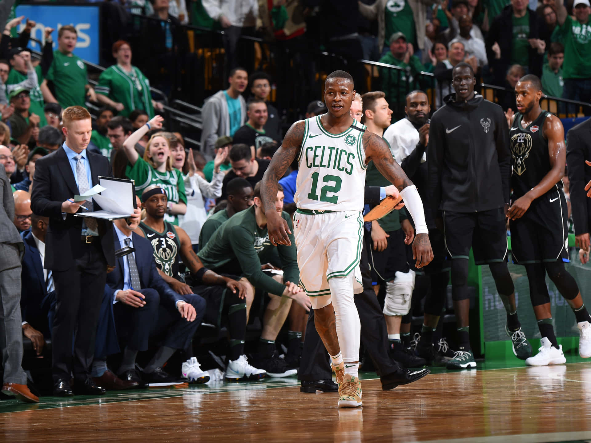 波士頓塞爾提克12號球員在比賽中走在籃球場上，球迷歡呼。 — NBA 壁紙