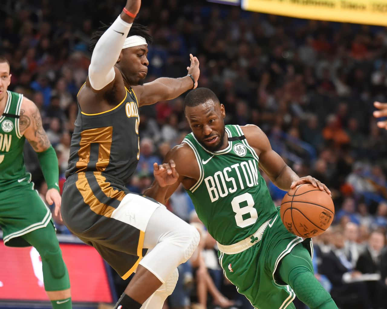 波士頓塞爾提克球員在籃球比賽中運球越過對手。 — NBA 壁紙