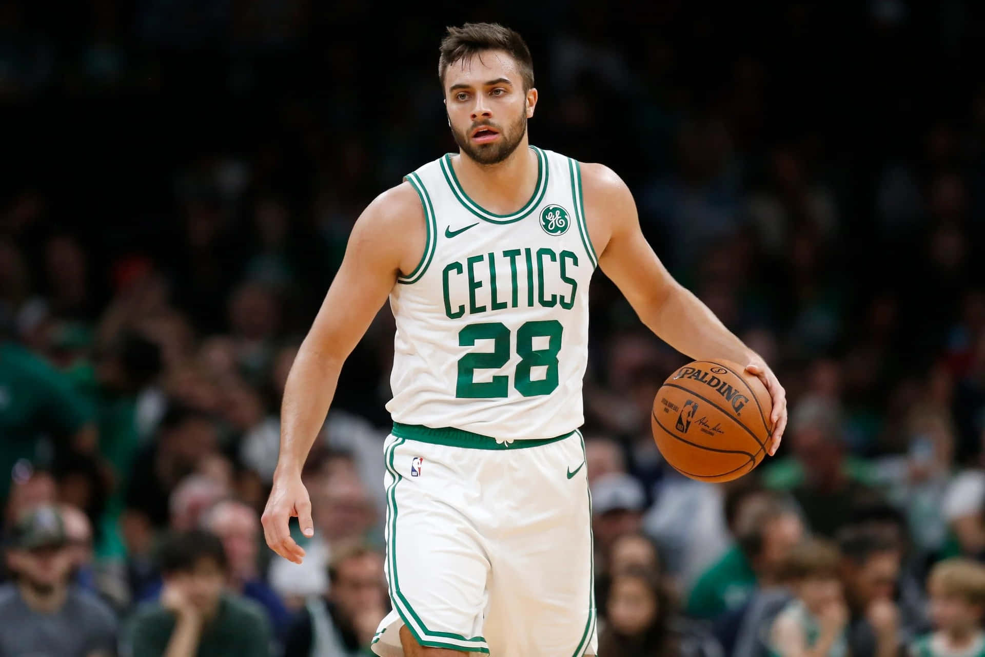 波士頓塞爾提克28號球員在比賽中運球。 — NBA 壁紙
