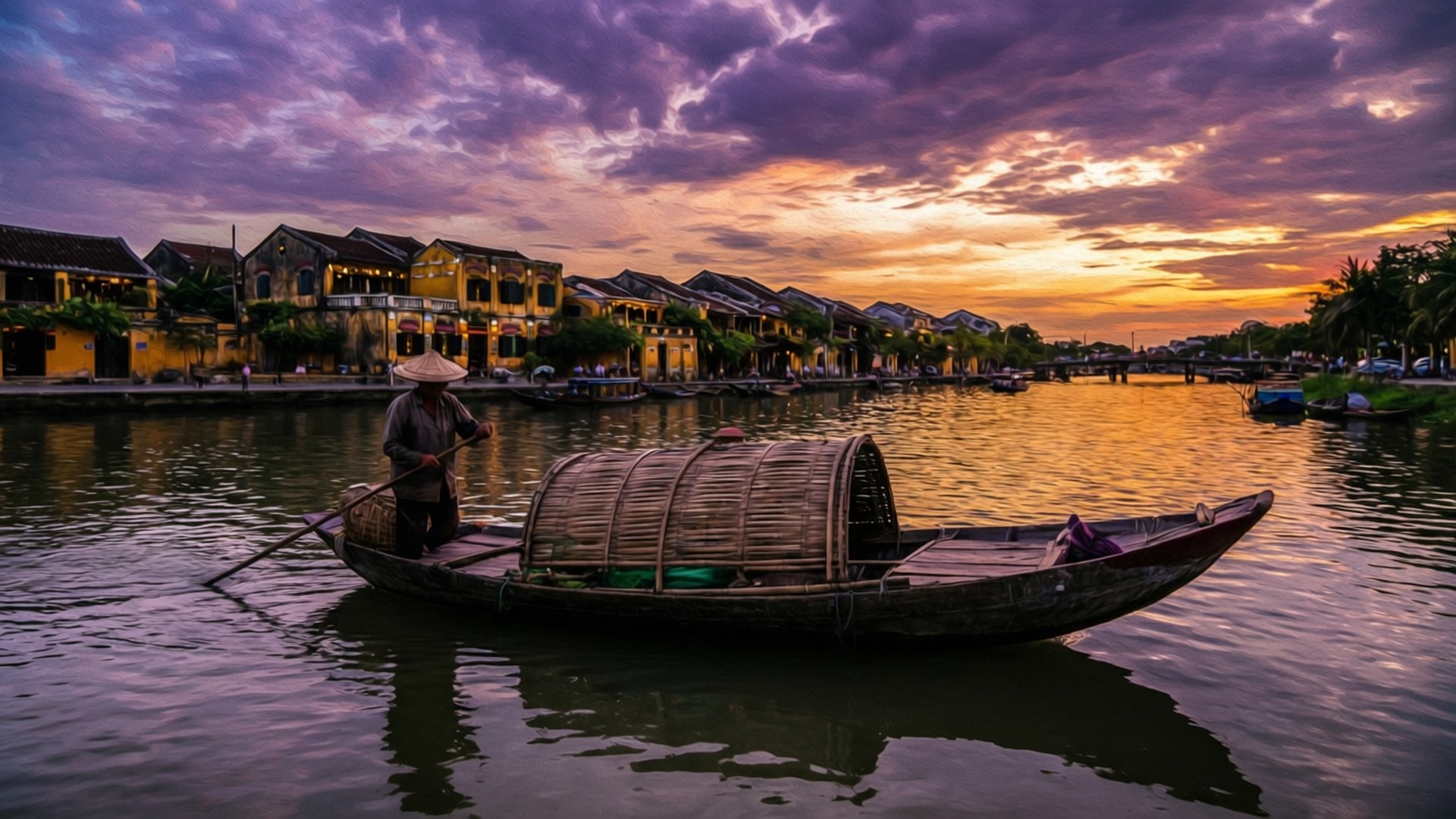 Fisherman at Sunset in Hoi An 壁紙 — 船夫划著木製獨木舟，載著竹籃，經過發光的黃色建築物，天空是戲劇性的紫色橙色日落。