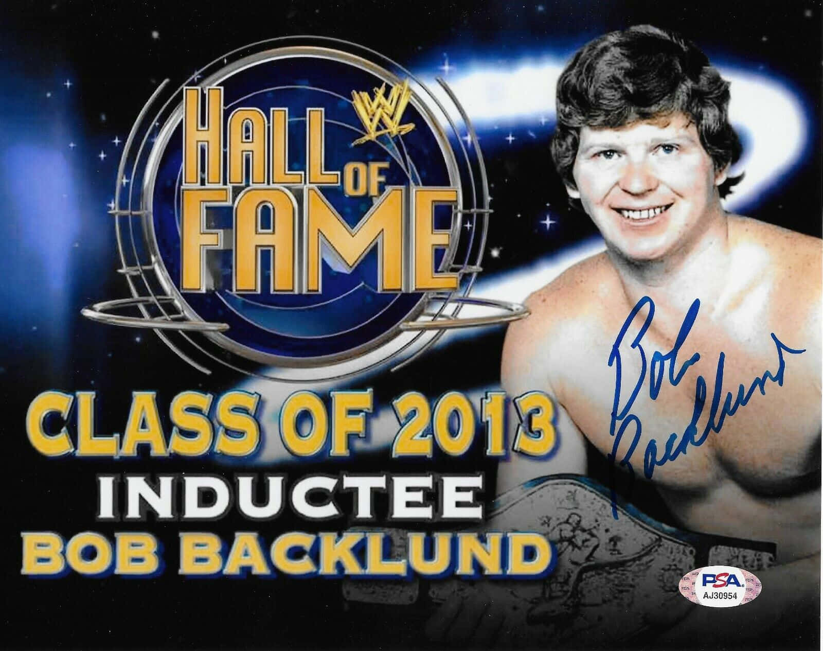 WWE 桌布 壁紙 — Bob Backlund 在簽名的WWE名人堂2013年入選照片中，對著星光藍色背景自豪地微笑。