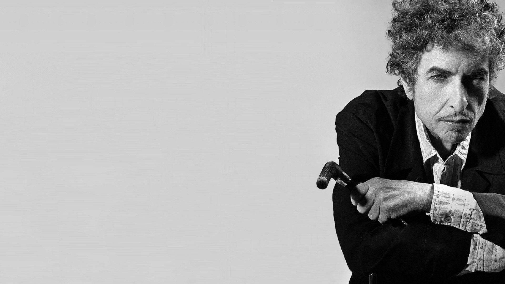 黑白 桌布 壁紙 — Bob Dylan 在純灰色背景前，在一幅強烈黑白肖像中，專注地拿著一個錘子。