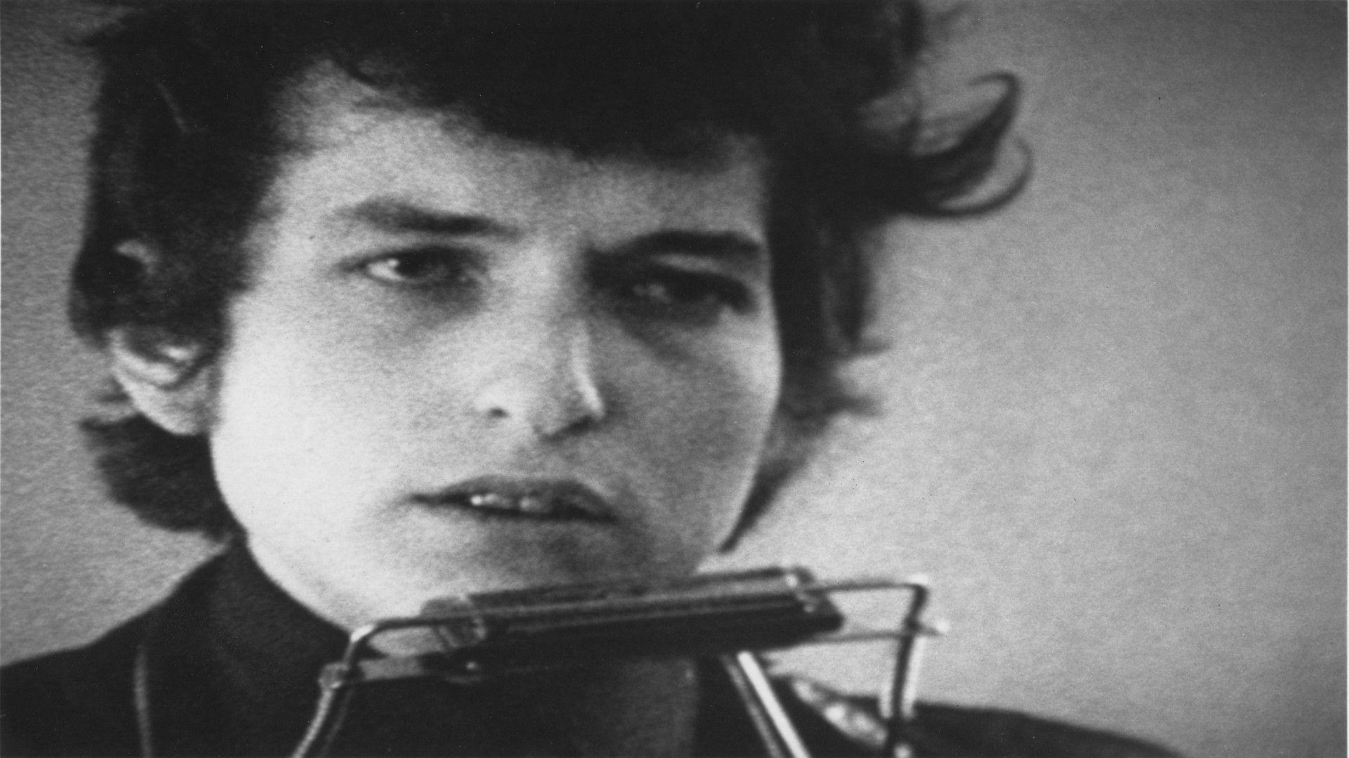 黑白 桌布 壁紙 — Bob Dylan 手持口琴的黑白近照，眼神專注，頭髮凌亂。