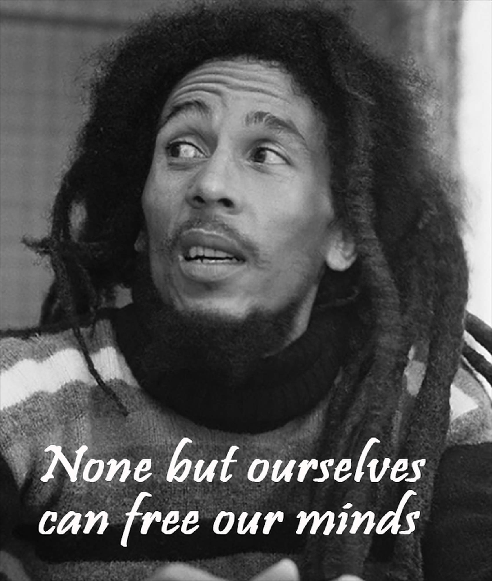 bob 桌布 壁紙 — Bob Marley 向上看的黑白肖像，帶有文字疊加，內容為「除了我們自己，沒有人能解放我們的思想」。