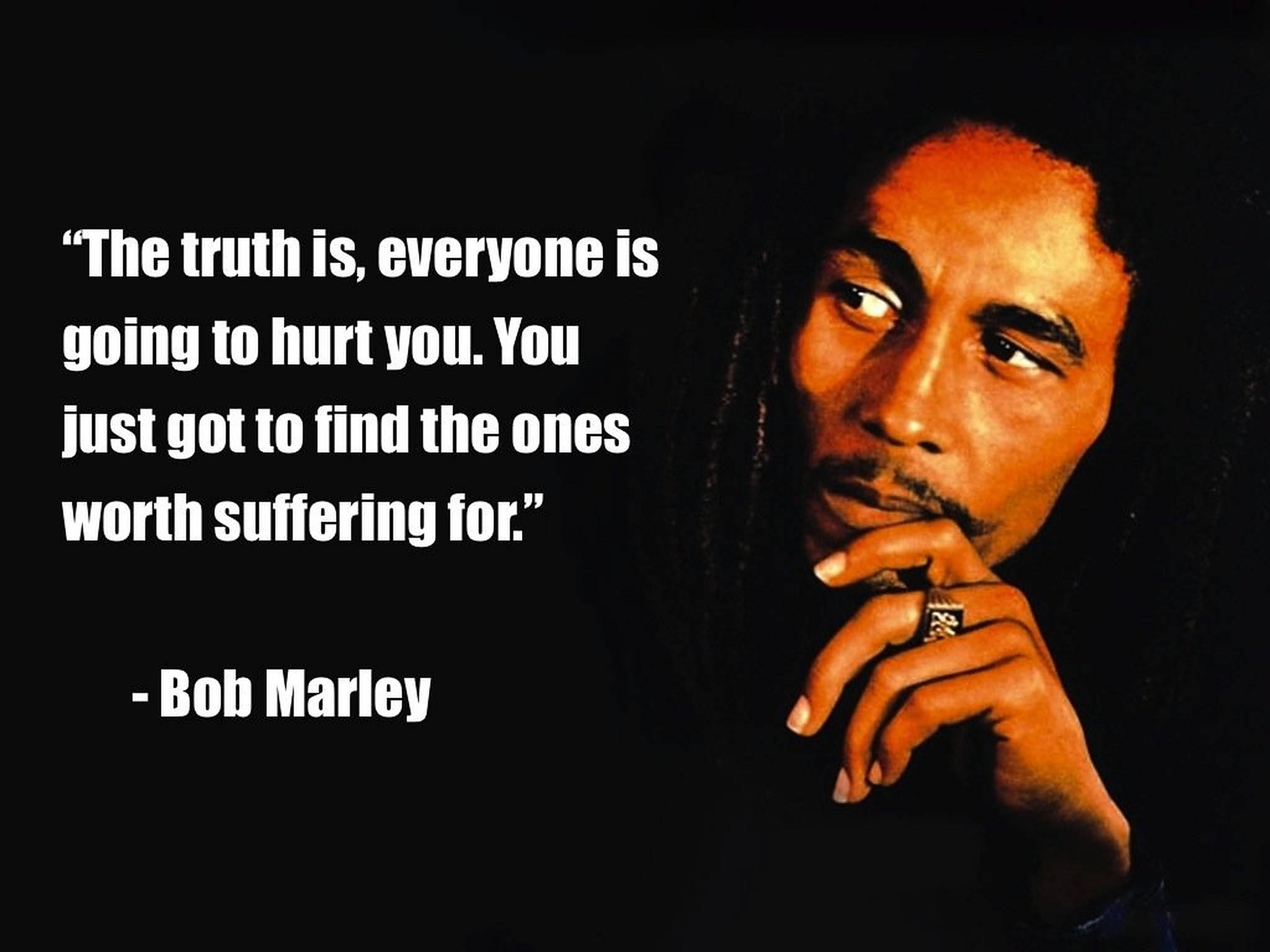 bob 桌布 壁紙 — Bob Marley 在深色背景前沉思，手靠近嘴邊，上面覆蓋著他關於尋找值得為之受苦的事物的名言。