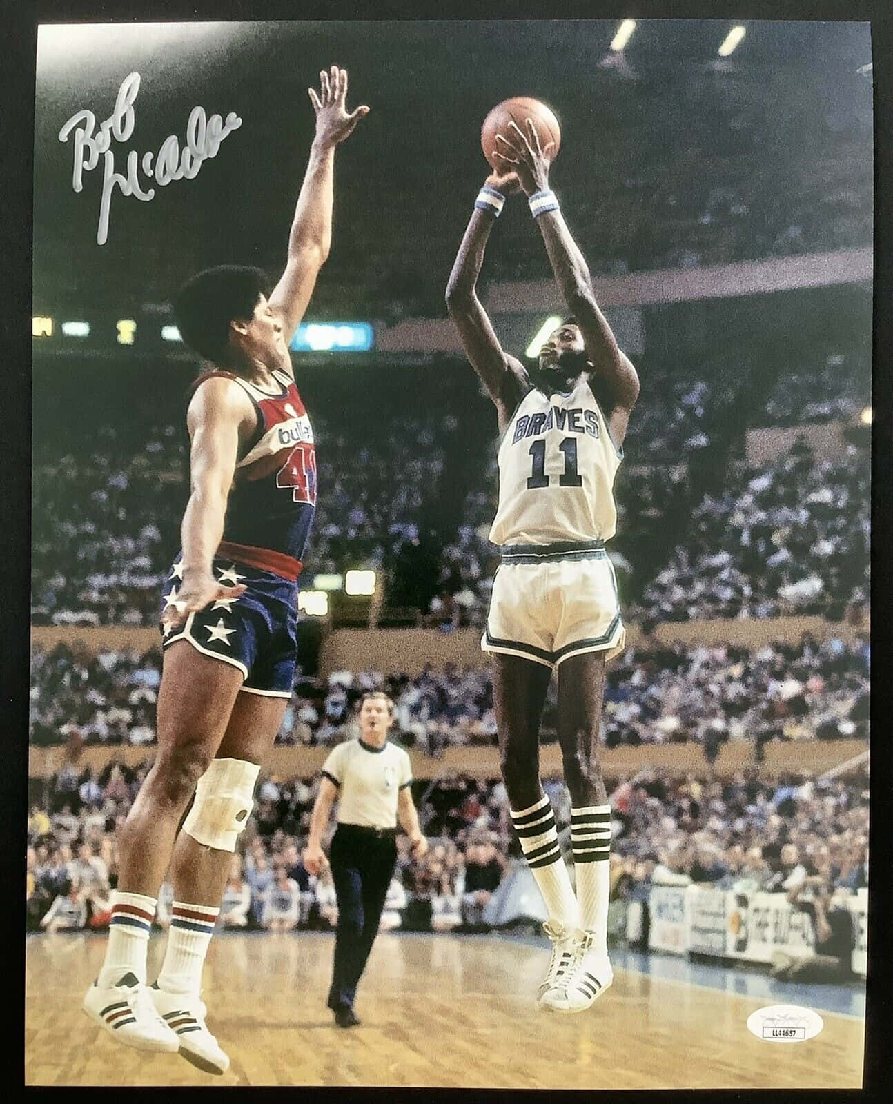 Bob McAdoo 在擠滿觀眾的場館中越過防守球員投籃 — NBA 壁紙