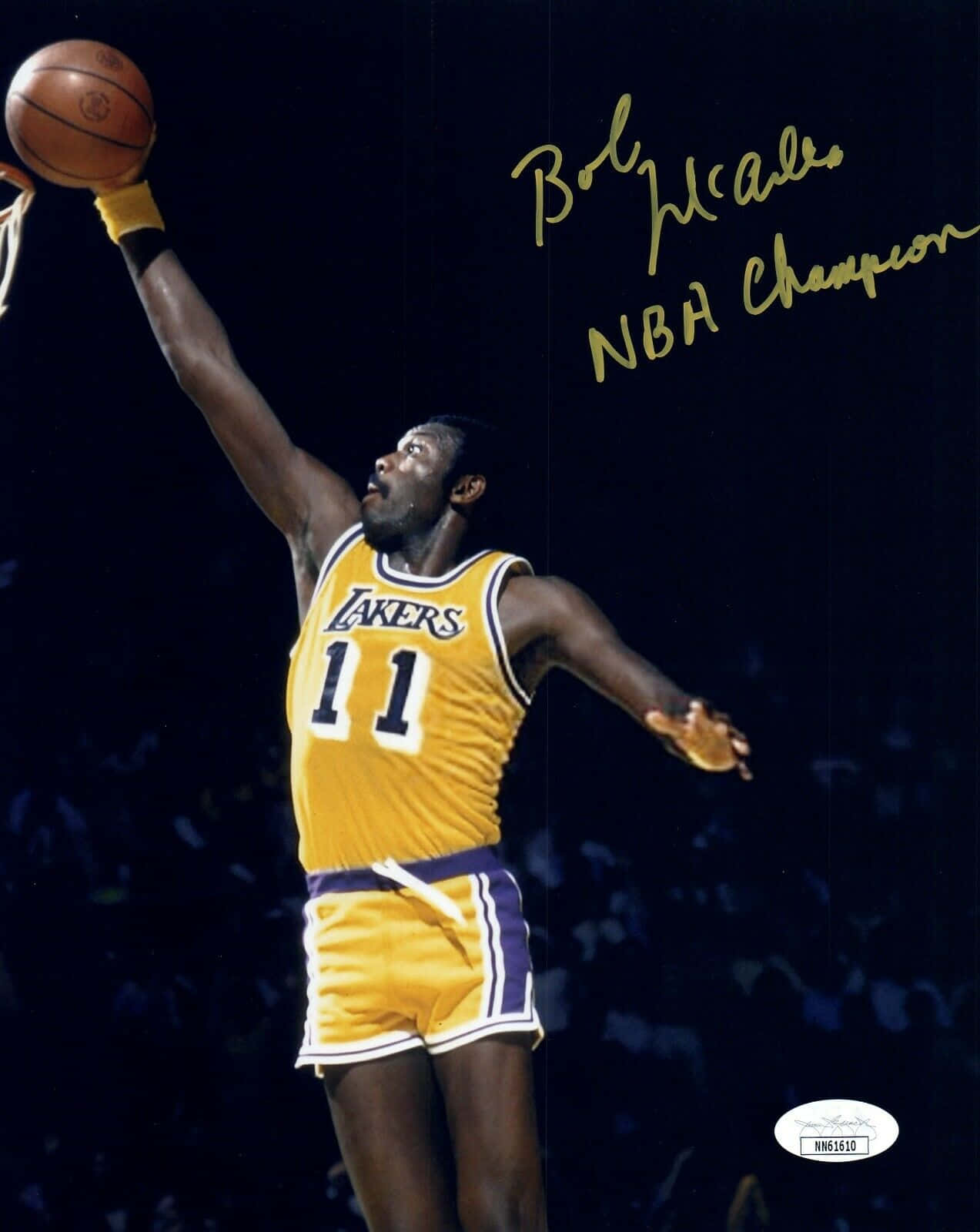 Bob McAdoo 身穿湖人隊服，灌籃時籃球上的簽名清晰可見。 — NBA 壁紙
