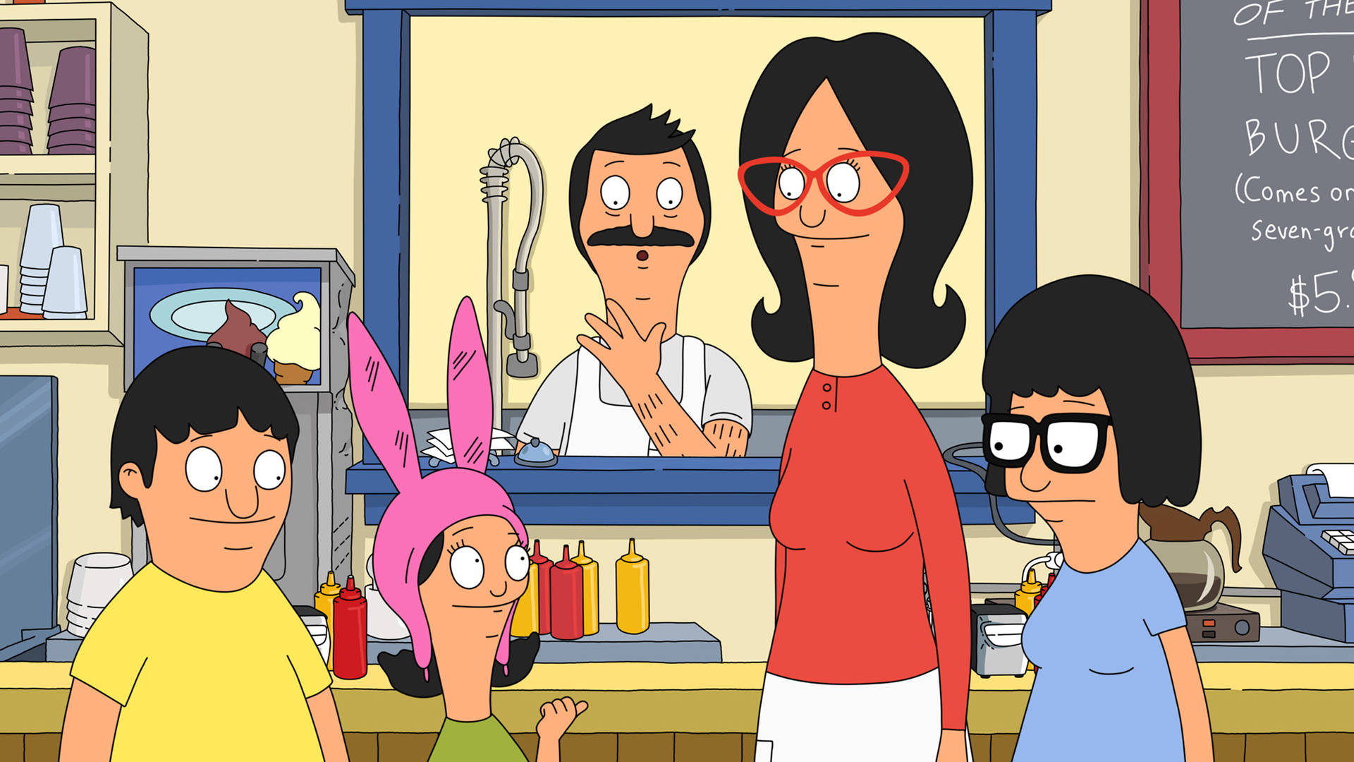 動畫 桌布 壁紙 — Bob's Burgers 一家人站在他們的漢堡店裡，Bob 在櫃檯後面，Louise 戴著兔耳朵。