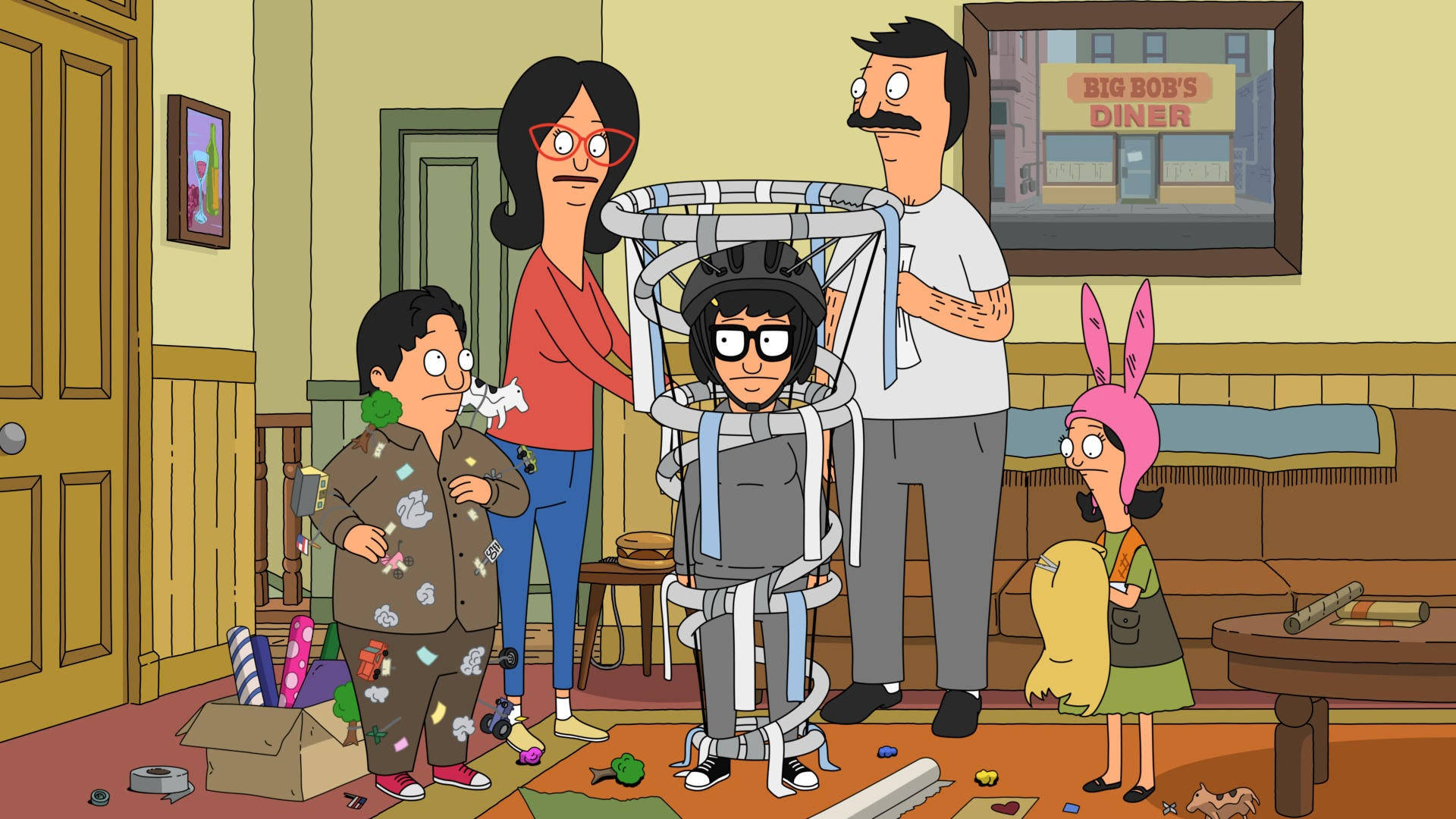 Family 桌布 壁紙 — Bob's Burgers 一家聚集在雜亂的客廳，Tina 被綁在一個奇怪的裝置上，其他人在旁觀看。