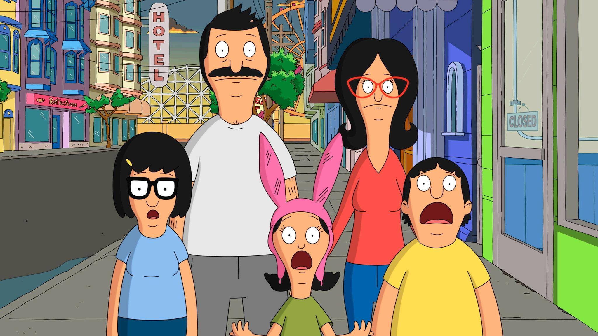 surprised face 桌布 壁紙 — Bob's Burgers 一家人在色彩繽紛的卡通街道上震驚地站著，背景有雲霄飛車和飯店。