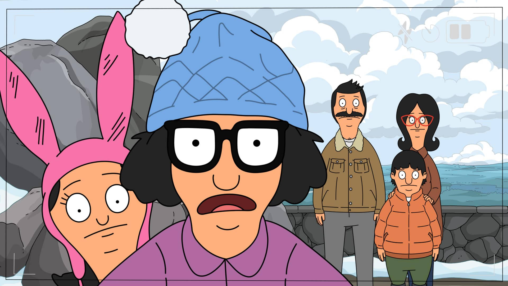 tina belcher 桌布 壁紙 — Bob's Burgers 一家站在岩石海邊，背後是陰天和海洋波浪。