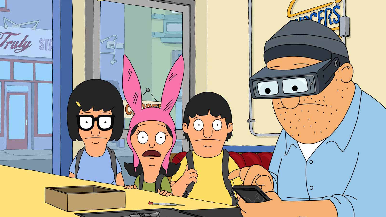 bob's burgers 桌布 壁紙 — Bob's Burgers 一家坐在餐廳餐桌旁，Gene 戴著 VR 眼鏡並拿著手機，Linda 和 Tina 在旁觀看。