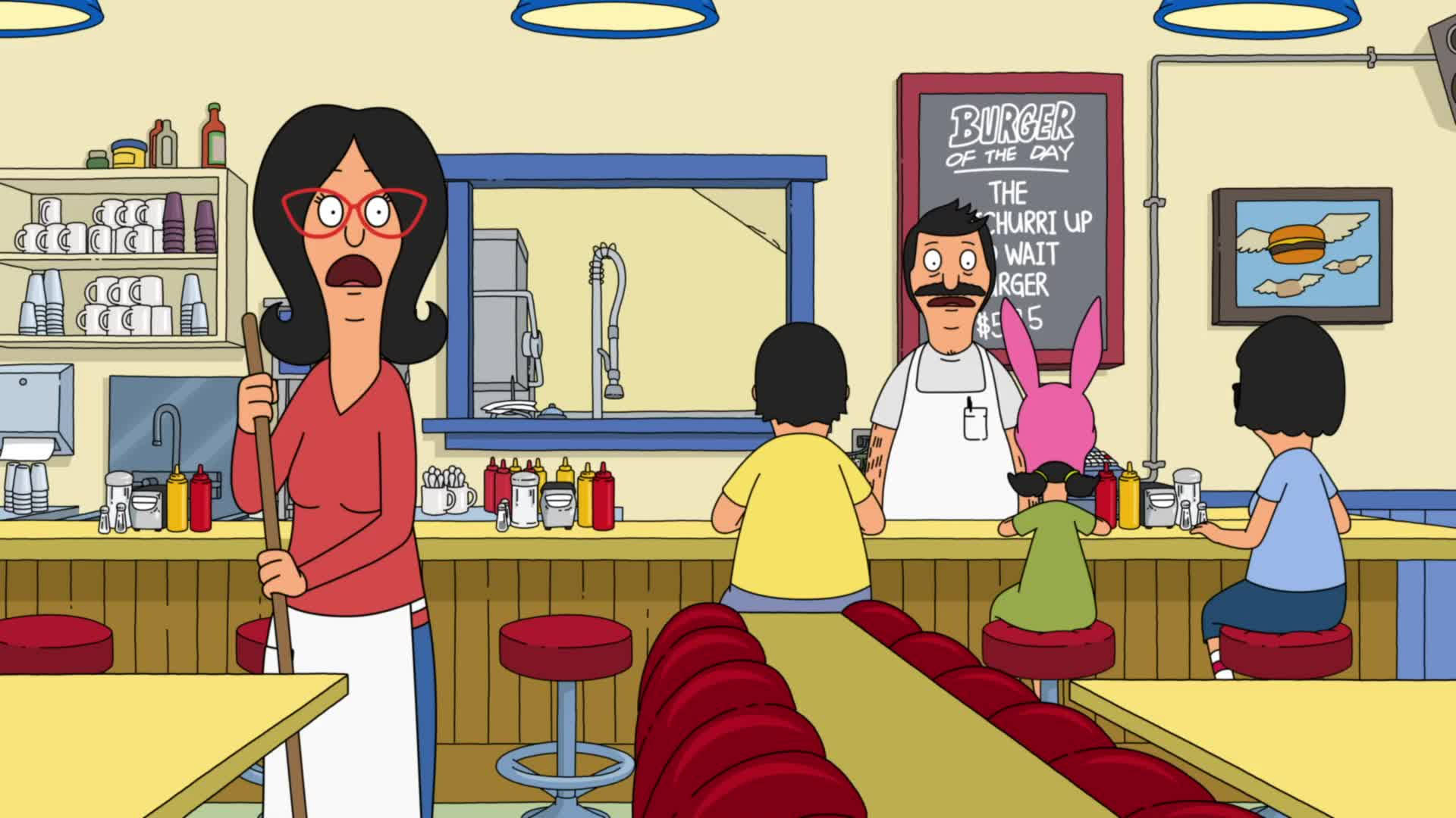 Family 桌布 壁紙 — Bob's Burgers 卡通場景，Linda 拿著掃帚，Bob 在櫃檯後面為復古餐廳的顧客服務。