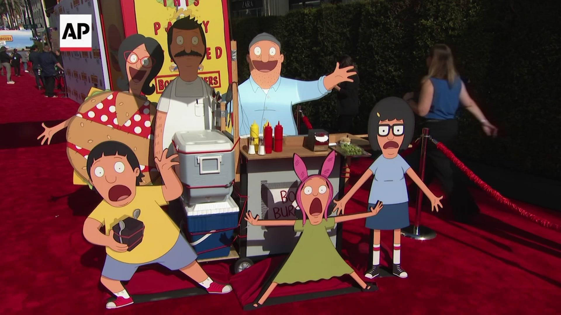 Family 桌布 壁紙 — Bob's Burgers 角色的真人大小卡通立牌在宣傳活動中興奮地擺姿勢在紅地毯上。