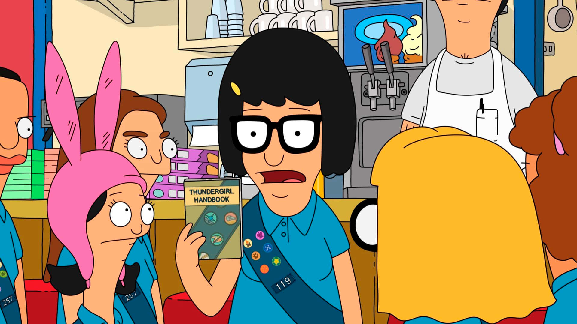 tina belcher 桌布 壁紙 — Bob's Burgers 角色在餐廳中，Bob 手持 Thundergirl 手冊，被隊友包圍。