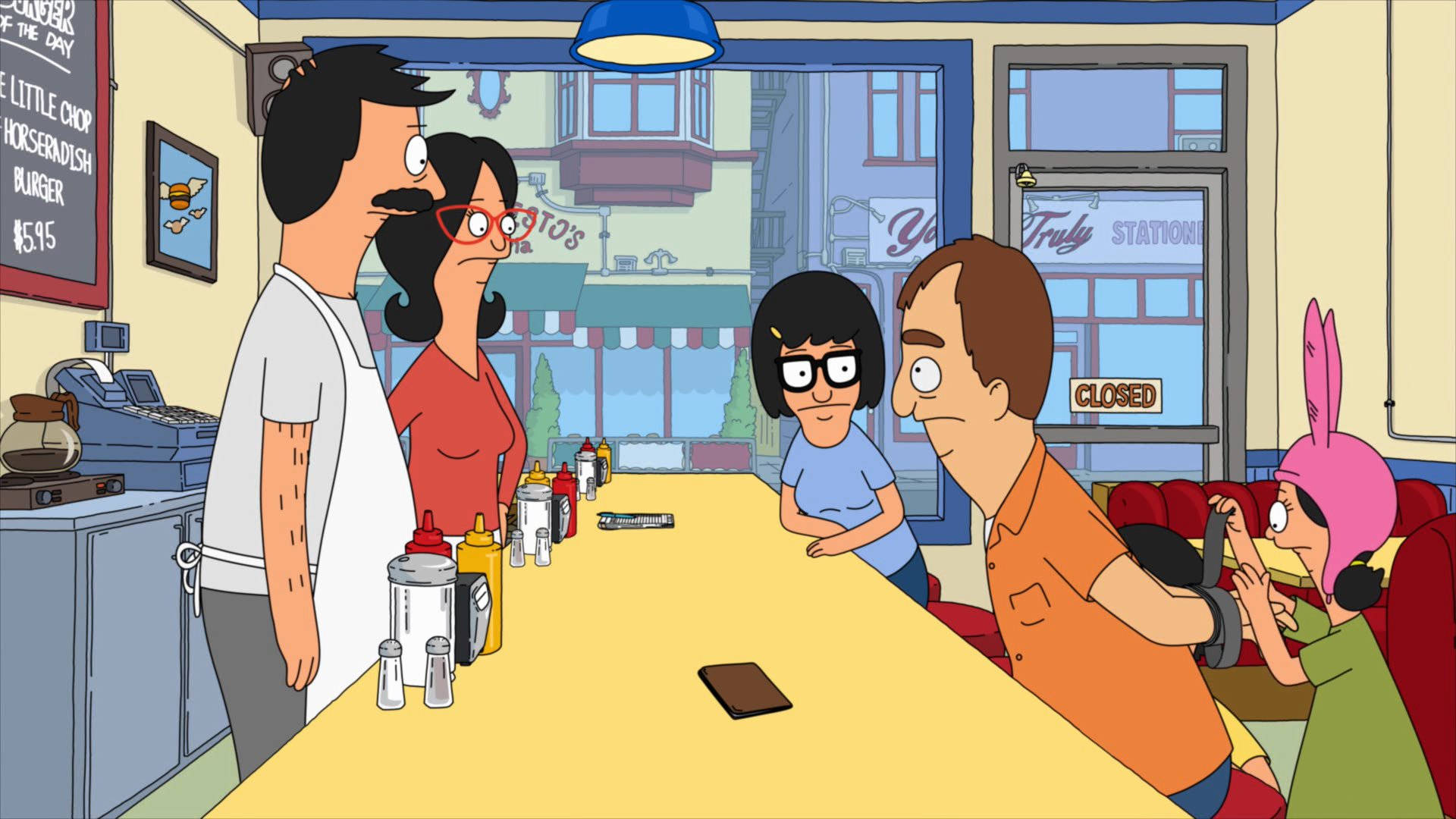 Family 桌布 壁紙 — Bob's Burgers 角色坐在餐廳餐桌旁，桌上放有調味品和電話，門上掛著「休息」標誌。