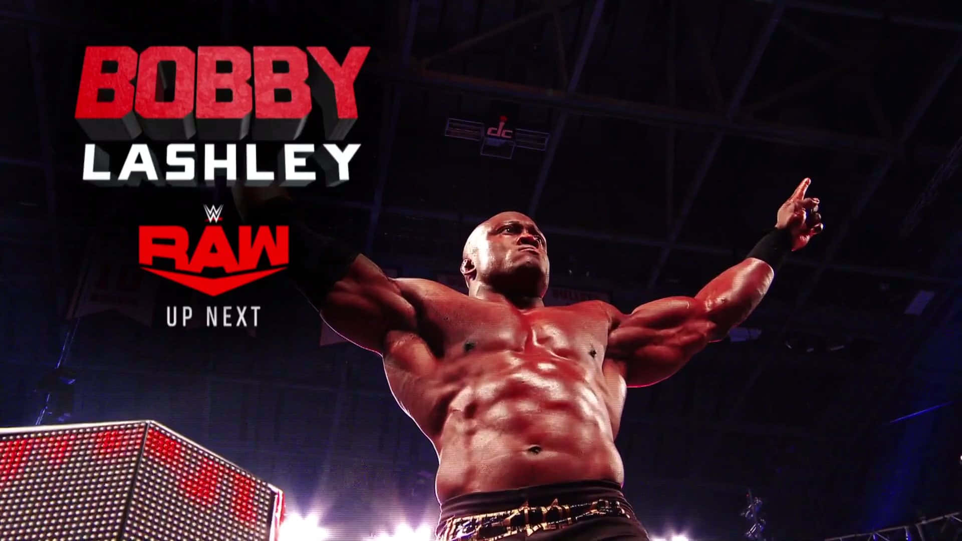Fight 桌布 壁紙 — Bobby Lashley 在WWE Raw直播期間，赤裸上身站在摔角擂台上，在明亮燈光下高舉雙臂慶祝勝利。
