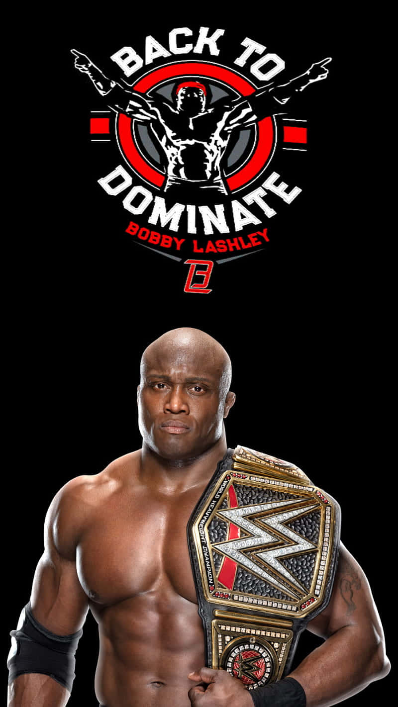 Fight 桌布 壁紙 — Bobby Lashley 赤裸上身，在黑色背景前手持WWE冠軍腰帶，上方有他的「Back to Dominate」標誌。