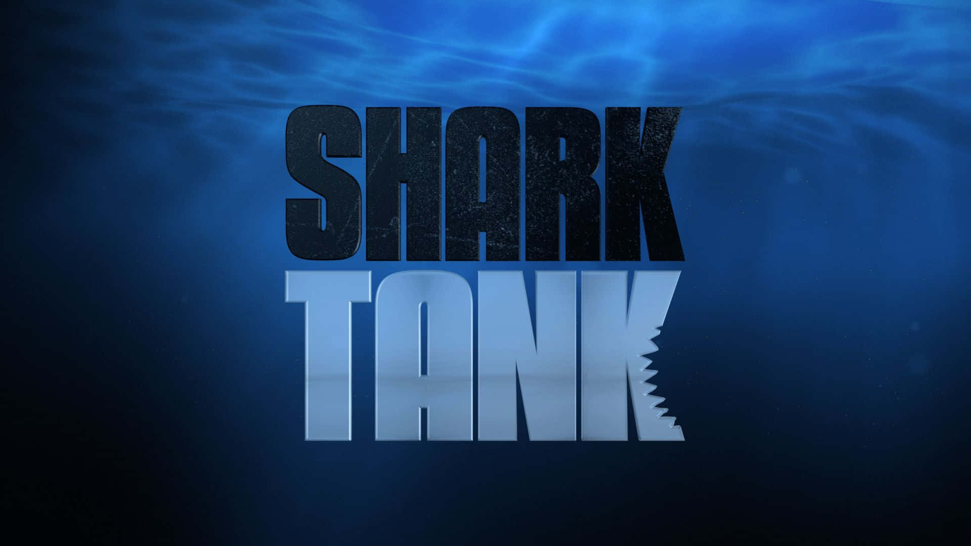  壁紙 — 大膽的黑銀色「SHARK TANK」文字浮於水下，上方有漣漪般的藍光。